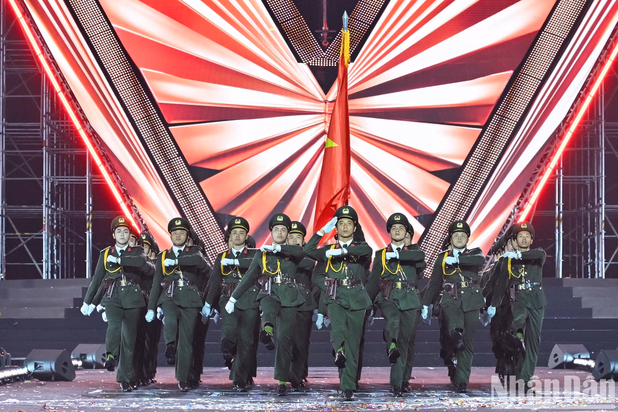 Défilé du bloc des officiers masculins de la Sécurité populaire. Photo : NDEL