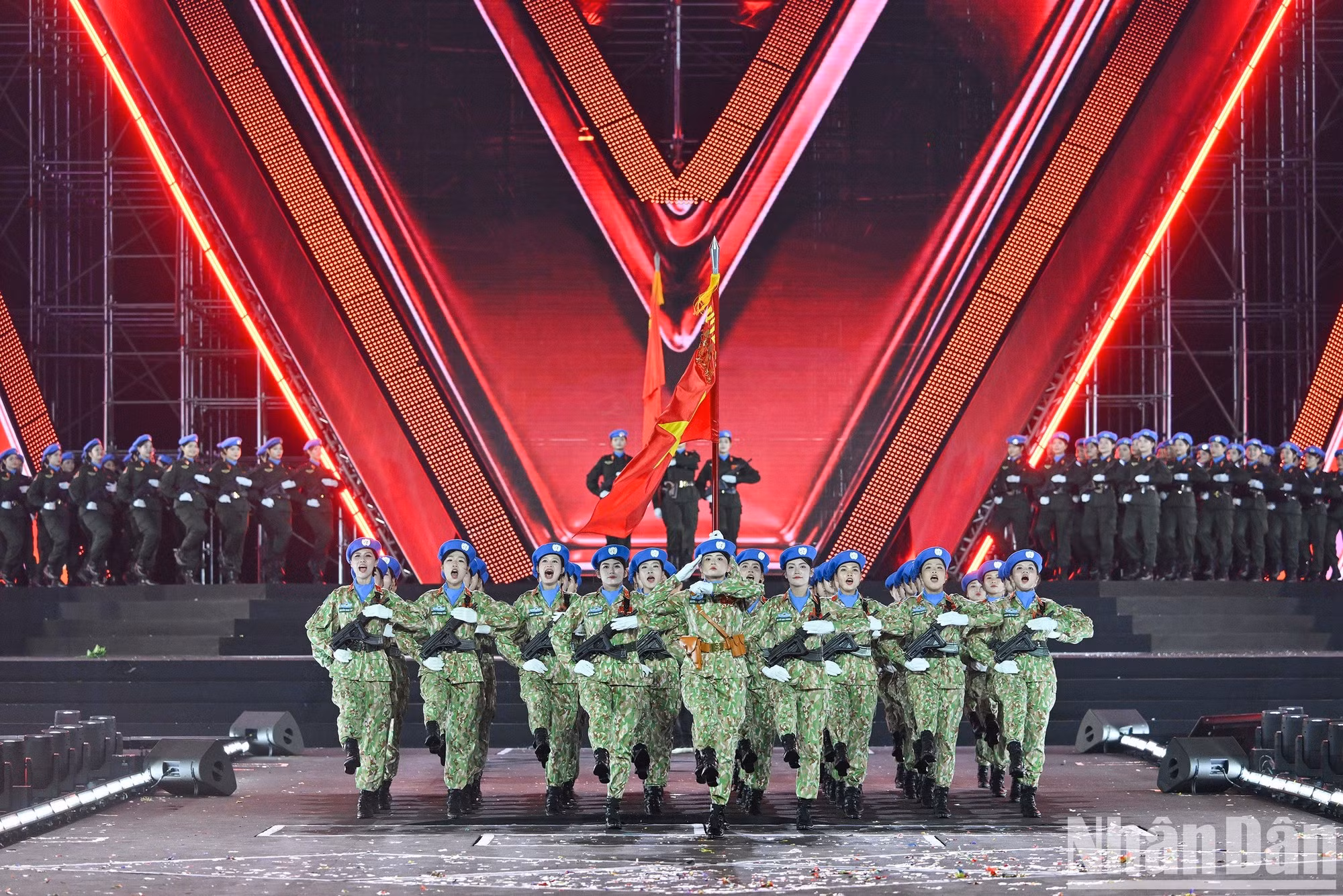 Des femmes soldats vietnamiennes engagées dans les opérations de maintien de la paix de l'ONU participent au défilé dans le cadre du programme. Photo : NDEL