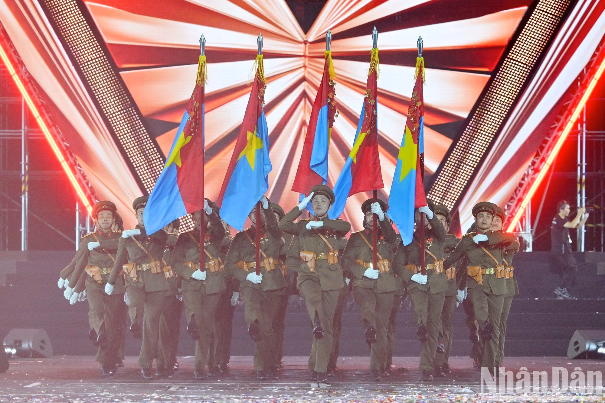 Défilé du bloc des officiers représentant les cinq forces armées lors du programme. Photo : NDEL