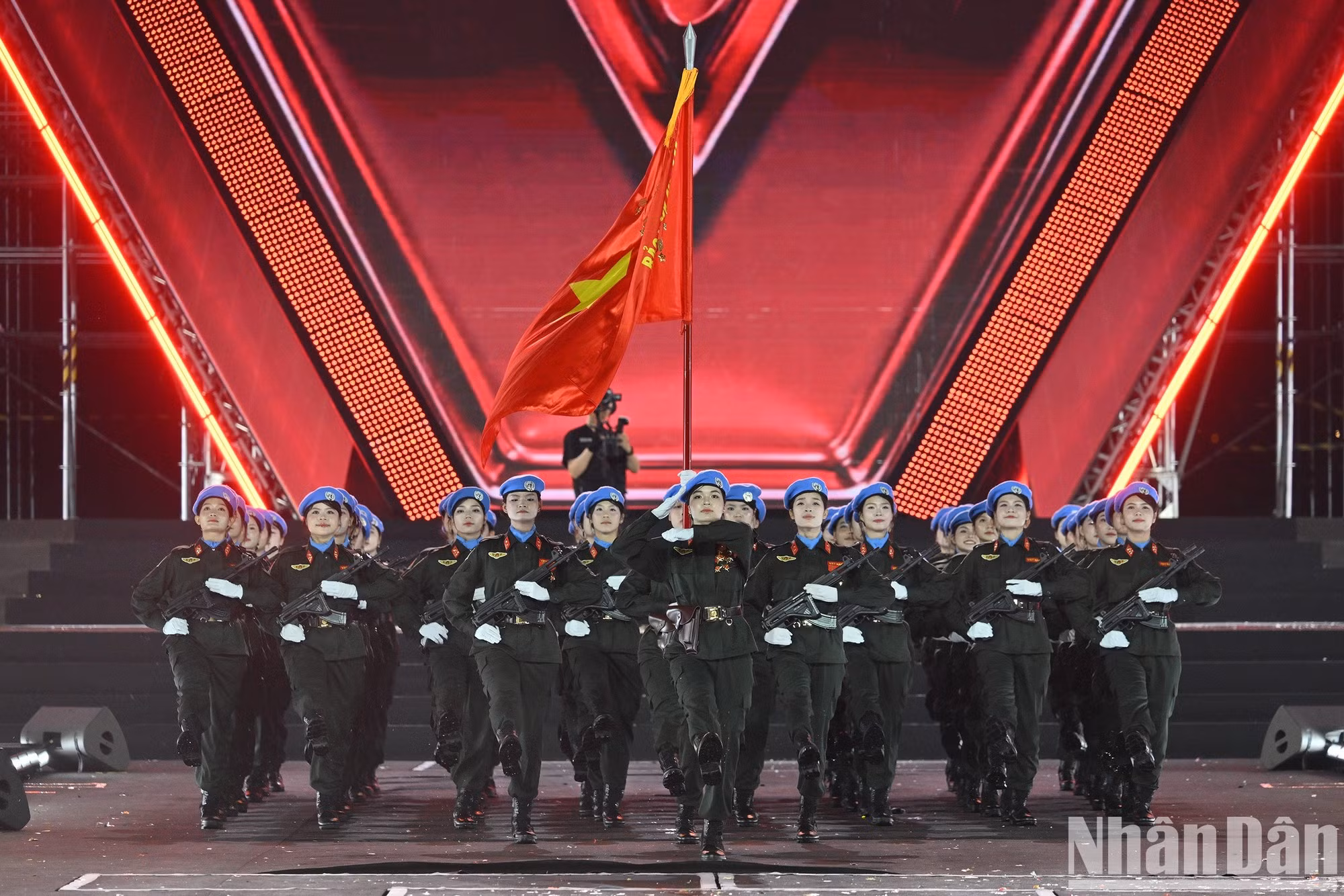 Des femmes officiers de la Police de maintien de la paix des Nations unies, relevant de l’Unité de police de maintien de la paix n° 1 du ministère vietnamien de la Sécurité publique, participent au défilé dans le cadre du programme. Photo : NDEL