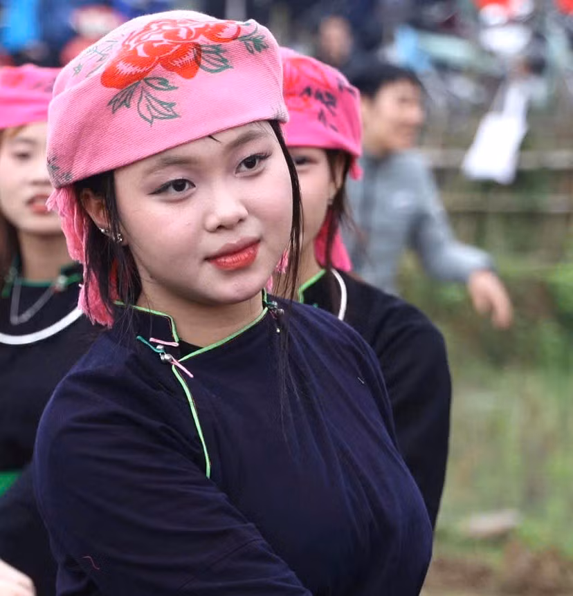 Jeunes filles de l'ethnie Tay en costumes traditionnels lors d’une fête traditionnelle. Photo : baolaocai.vn