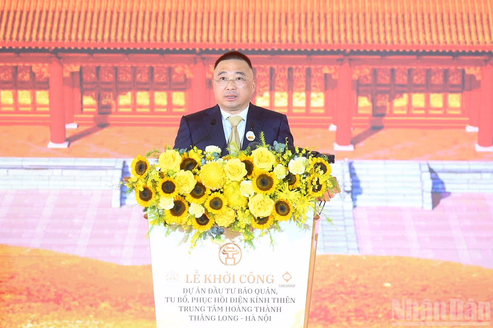Tran Minh Son, membre du Conseil fondateur et vice-président permanent du Conseil d’administration du groupe vietnamien Sun Group (maître d’œuvre du projet), prend la parole lors de la cérémonie. Selon lui, Sun Group s’engage à mener à bien le projet avec le plus grand sens des responsabilités et un dévouement total, en garantissant la qualité des travaux et le respect des délais. Photo : Dang Khoa/NDEL