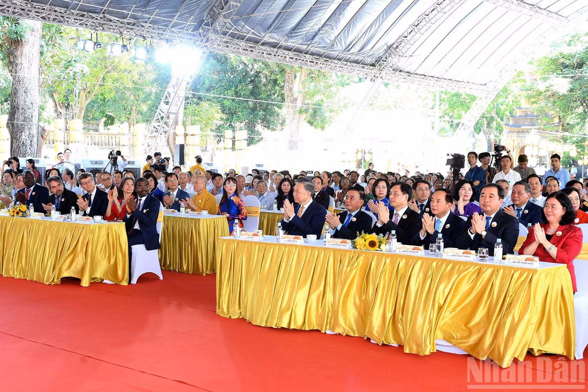 La cérémonie de lancement du projet voit la participation des membres du Bureau politique et des dirigeants du Parti, du gouvernement et de Hanoi, ainsi que des experts et des scientifiques nationaux et internationaux. Photo : Dang Khoa/NDEL