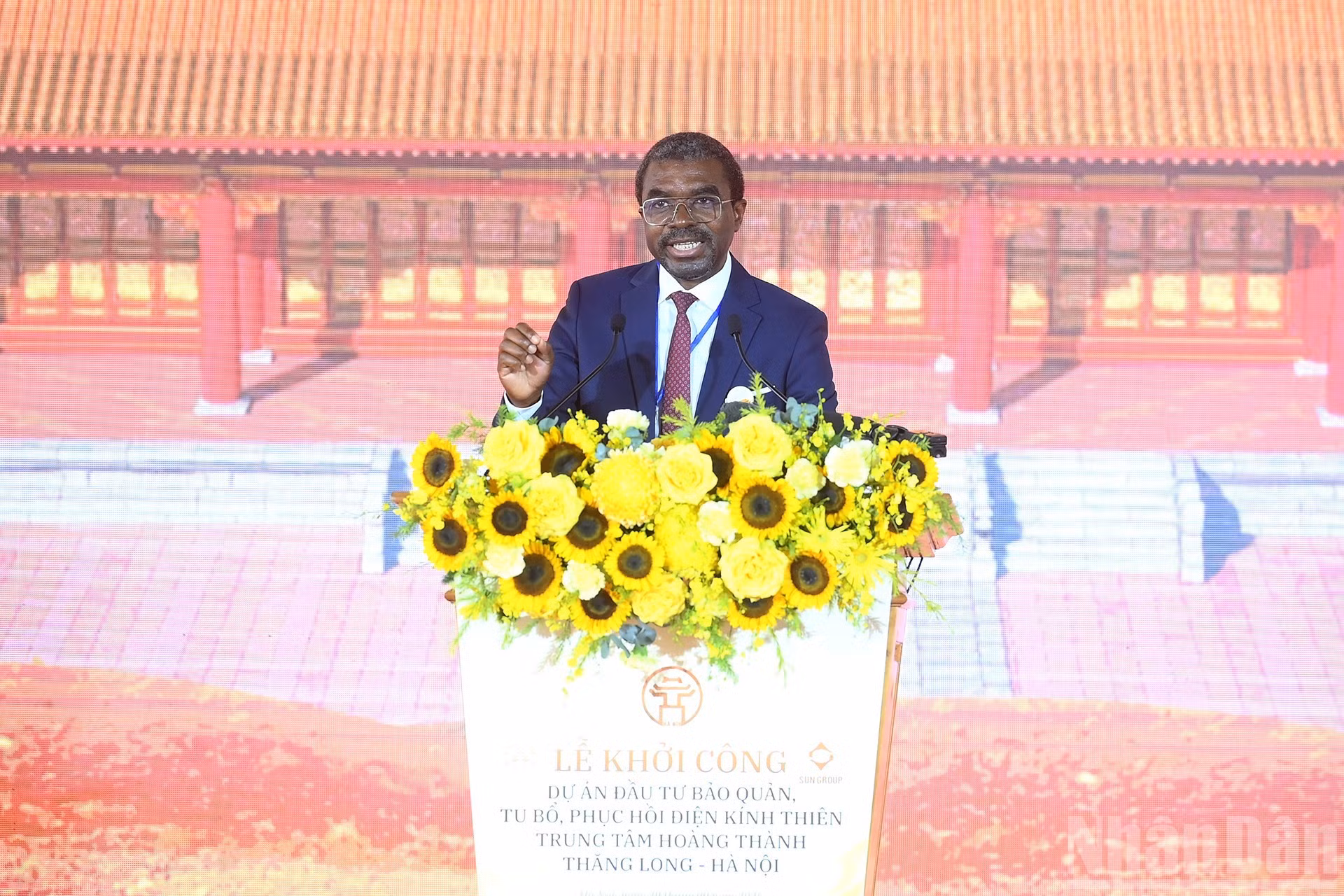 Selon le directeur du Centre du patrimoine mondial de l'UNESCO, Lazare Eloundou Assomo, le palais Kinh Thien est une partie importante du patrimoine mondial. Sa restauration marque une nouvelle étape de la coopération entre le Vietnam, l’UNESCO, le Conseil international des monuments et des sites (ICOMOS) et le Comité du patrimoine mondial. Photo : Dang Khoa/NDEL