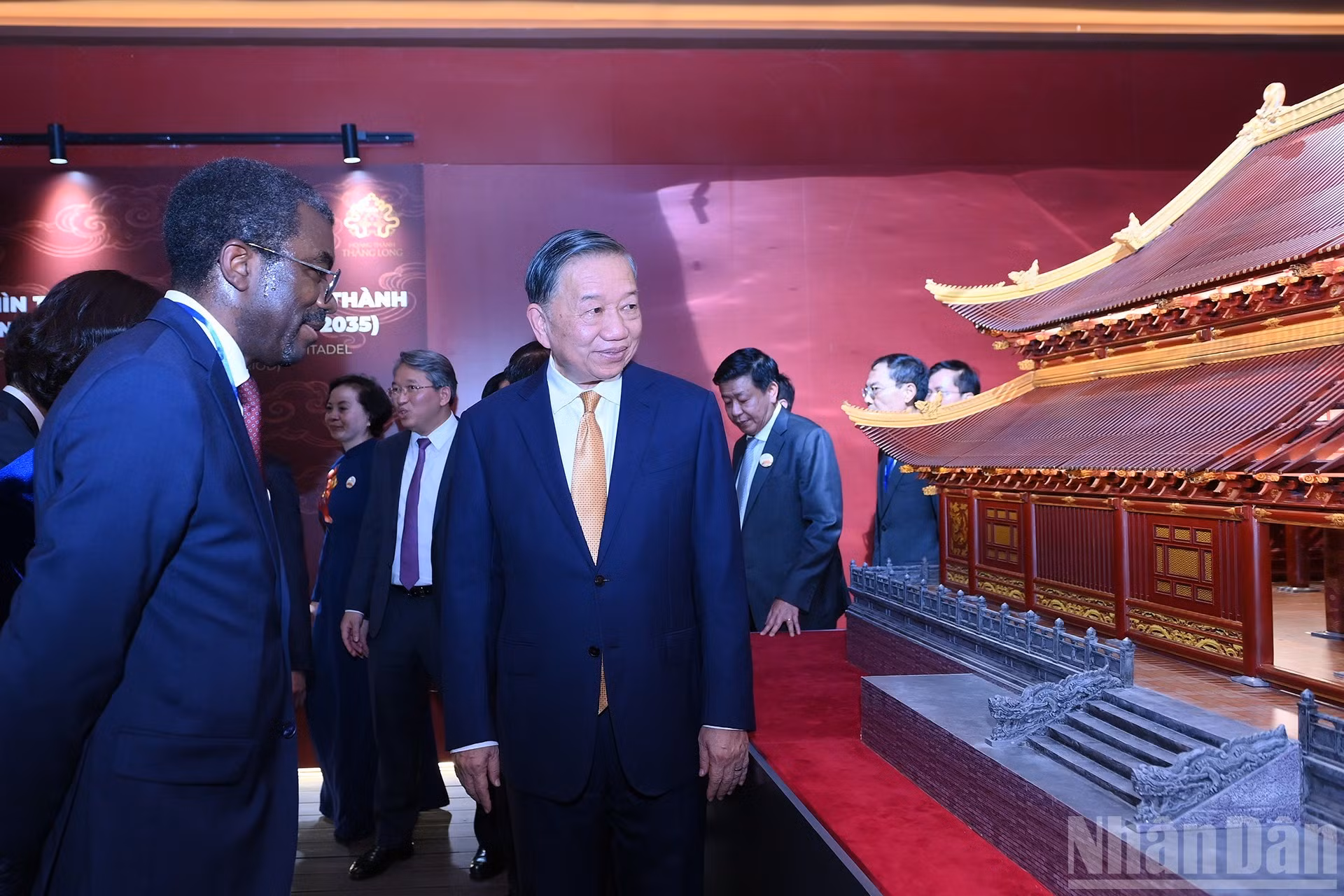Le SG du PCV et président To Lam et les délégués visitent l’exposition consacrée à l’authenticité de la restauration du palais Kinh Thien, ainsi que le palais lui-même. Photo : Dang Khoa/NDEL