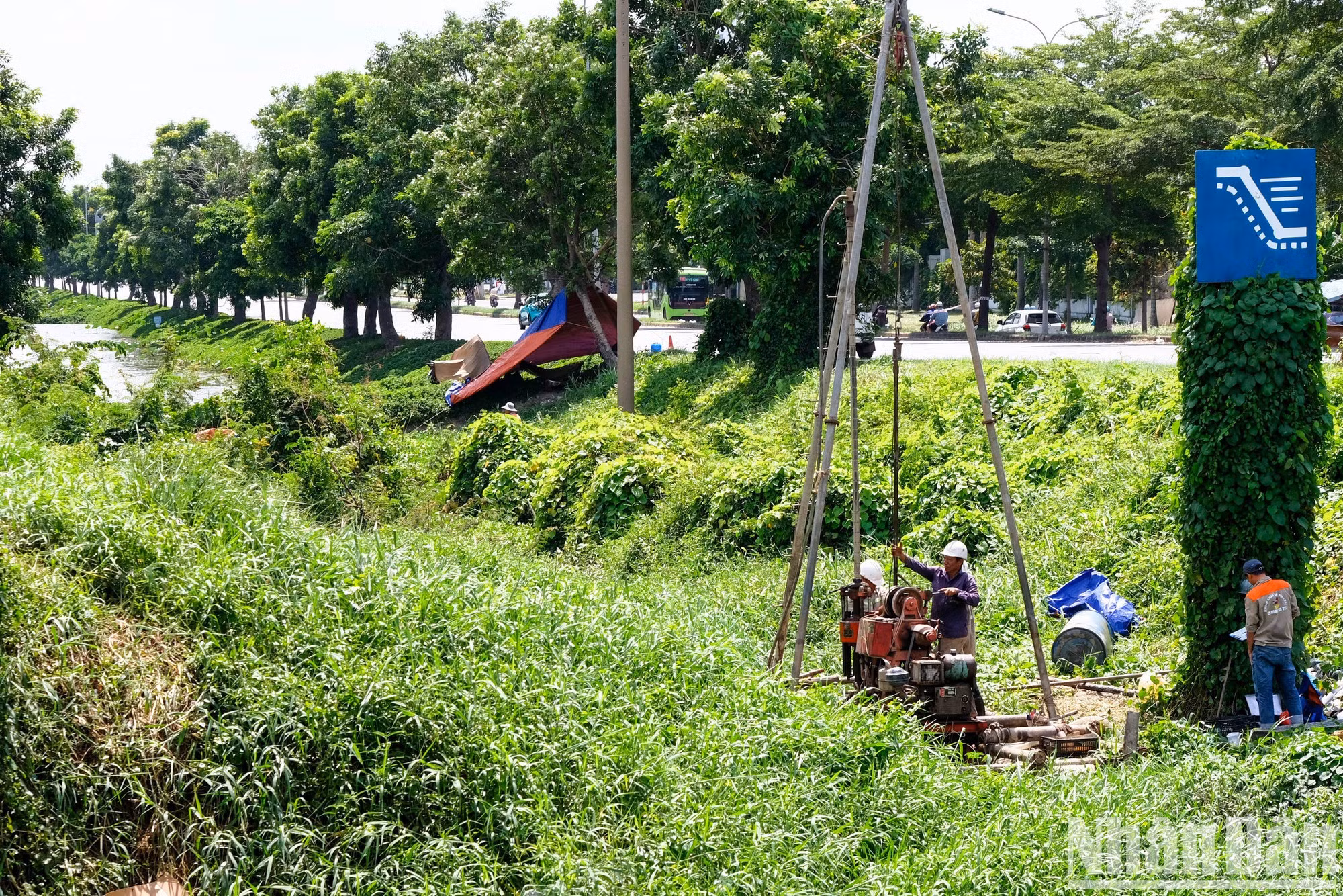 Le projet prévoit également la construction de sept échangeurs dénivelés aux principaux carrefours stratégiques, notamment avec le périphérique No2 (branche ouest), la ceinture intérieure, les avenues Pham Hung, Nguyen Luong Bang, Nguyen Huu Tho, ainsi que les routes nationales n°50 et n°1. Photo : NDEL