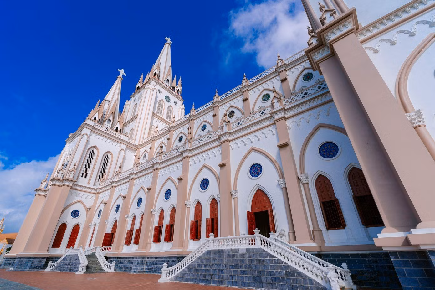 L’église de Lang Van est considérée comme le plus grand sanctuaire catholique du Vietnam, et s’impose d’ores et déjà comme une nouvelle destination phare pour les visiteurs vietnamiens et étrangers lors de leurs séjours à Ninh Binh. Photo : tienphong.vn