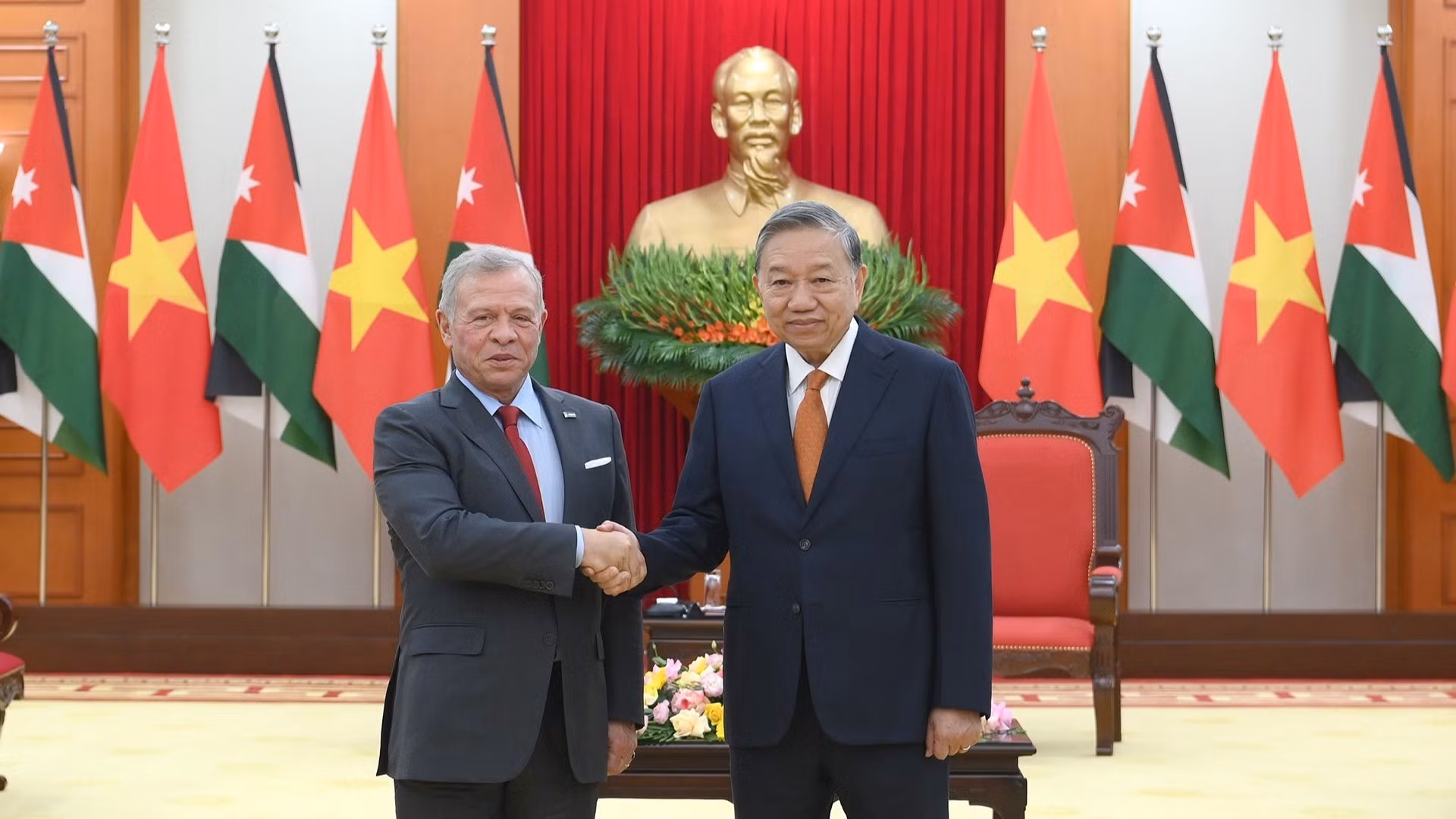 Le secrétaire général du PCV, To Lam (à droite), et le roi de Jordanie, Abdullah II Ibn Al-Hussein, le 12 novembre à Hanoi. Photo : NDEL.