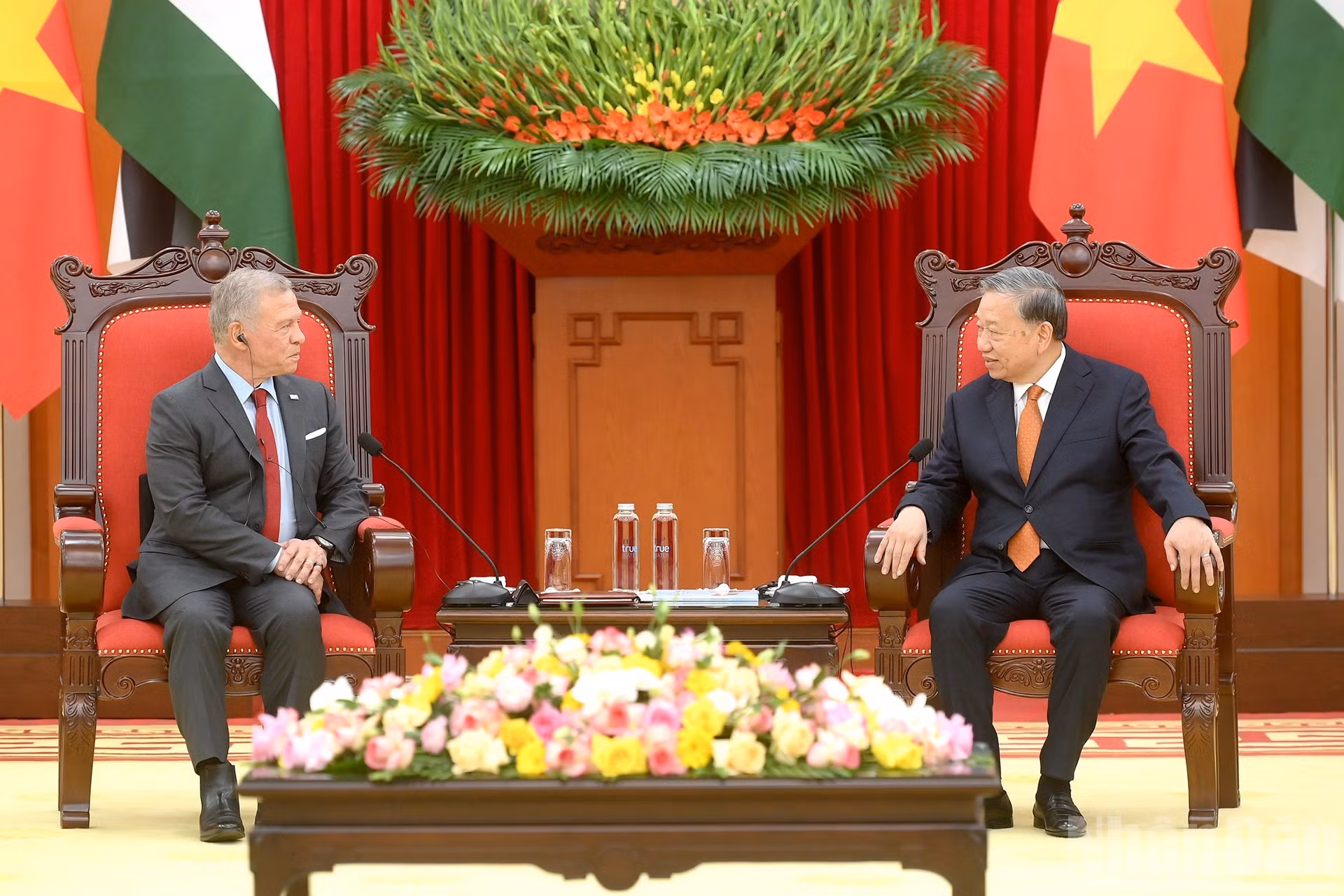 Concernant les grandes orientations pour le développement futur des relations bilatérales, le secrétaire général du PCV To Lam et le roi jordanien Abdullah II Ibn Al-Hussein sont convenus que, dans le contexte mondial et régional complexe actuel, le Vietnam et la Jordanie doivent intensifier leur coopération afin de relever ensemble les nouveaux défis. Photo : Dang Khoa/NDEL