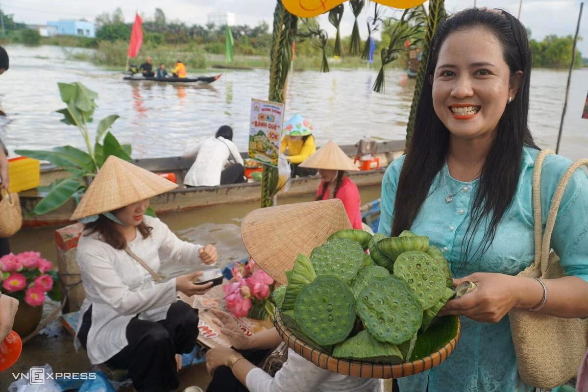 Selon le Comité populaire du quartier de Hong Ngu, il s’agit de la deuxième année consécutive que ce programme est organisé. Il vise à recréer les traditions culturelles, le mode de vie et la gastronomie caractéristiques de la saison des crues, tout en faisant connaître l’image de la localité et en favorisant le développement de produits touristiques verts et durables. Photo: vnexpress.net