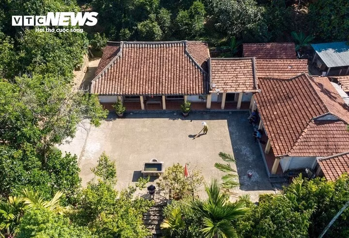 Le village compte aujourd’hui huit maisons anciennes construites en bois de jacquier, conçues selon le modèle traditionnel de la maison « rường », avec trois travées et deux appentis latéraux. Chaque maison constitue un ensemble architectural imprégné d’une grande valeur artistique. Photo : vtcnews.vn