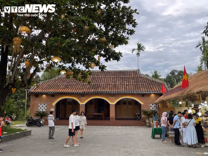 Selon les responsables de la commune de Thanh Binh, l’ancien village de Loc Yen constitue un axe majeur de la stratégie de développement touristique local. En 2025, le village a accueilli environ 30 000 visiteurs vietnamiens et étrangers. Photo : vtcnews.vn