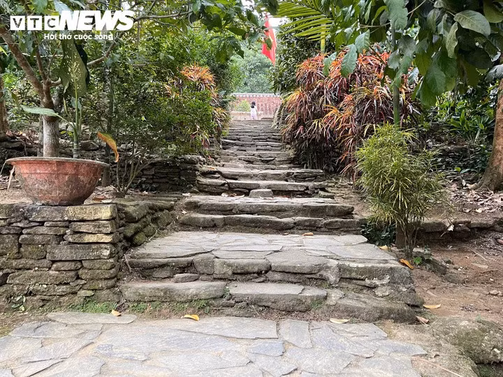 En raison du relief vallonné qui caractérise Loc Yen, les habitants utilisent depuis des temps anciens des pierres pour aménager les deux côtés des chemins et former des clôtures autour des jardins et des maisons. Cette technique permet notamment de protéger les talus de terre contre l’érosion provoquée par les pluies et les crues. Elle contribue également à délimiter naturellement les différents jardins, tout en offrant un cadre harmonieux et esthétique. Photo : vtcnews.vn
