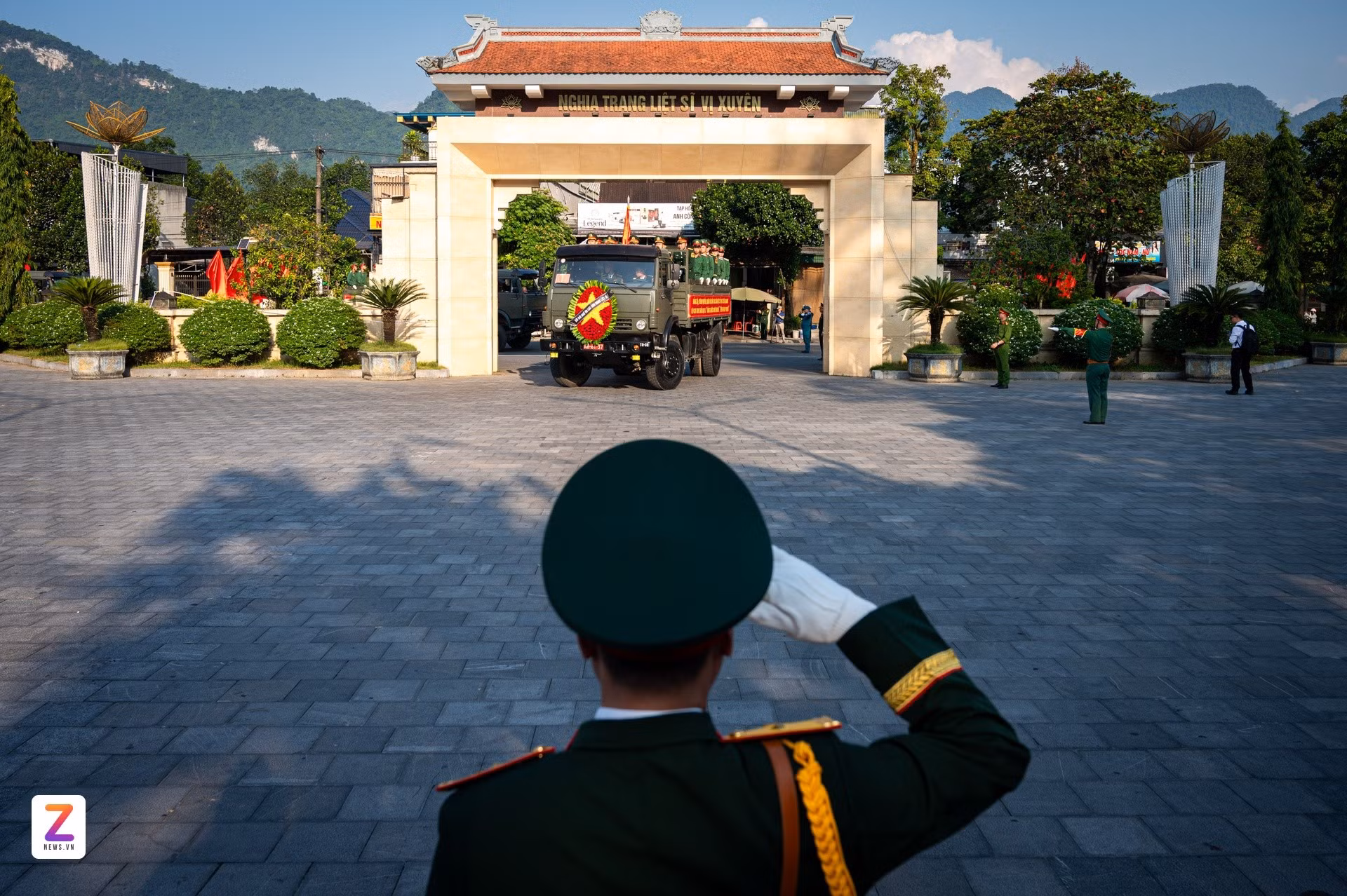 En fin d’après-midi du 14 octobre, le convoi est arrivé au cimetière national de Vi Xuyen, au terme d’un parcours de plus de 40 kilomètres. Photo : znews.vn