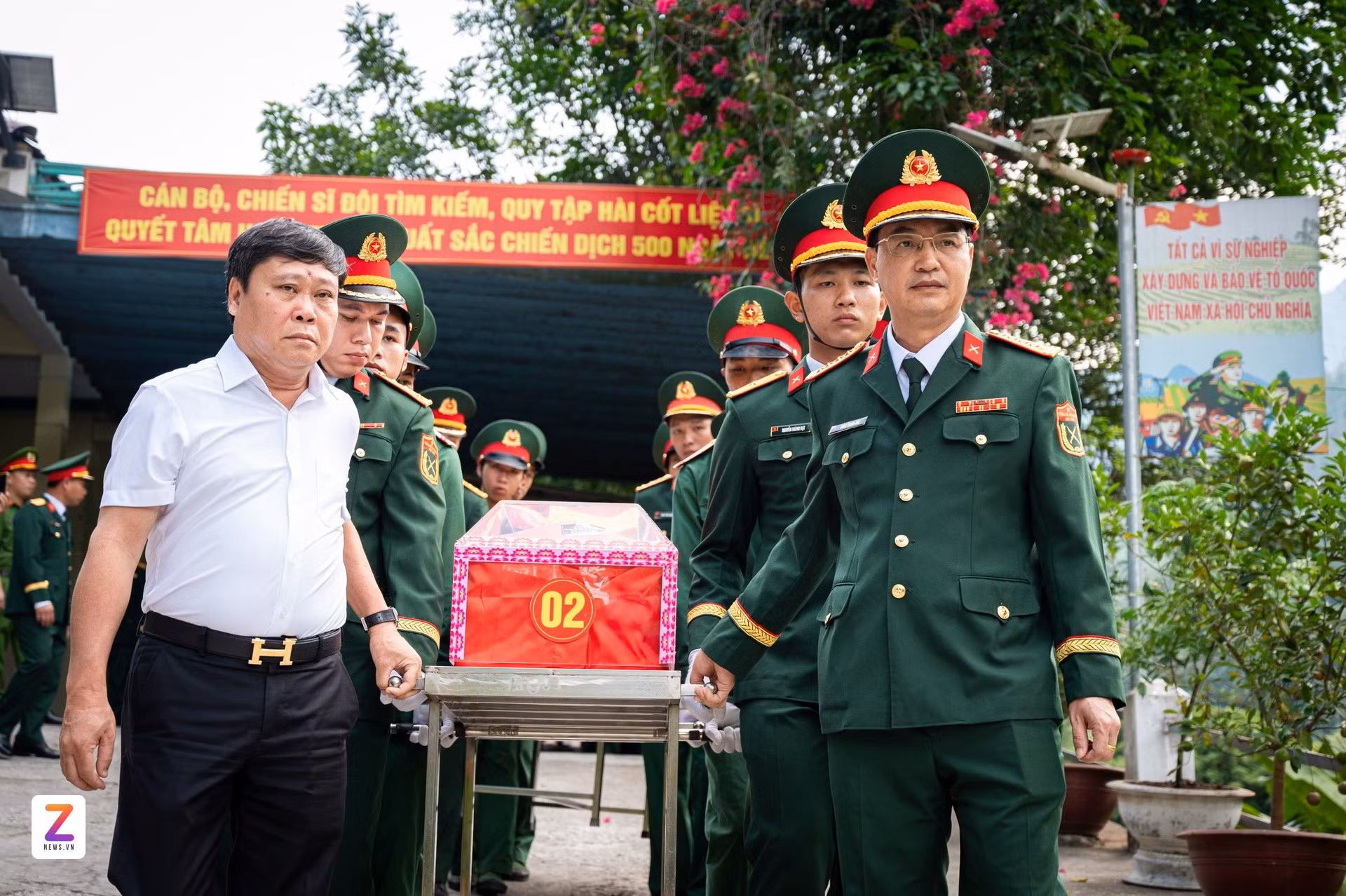Après les rites d’offrande d’encens, le recueillement et les adieux, les dépouilles ont été transportées une à une dans les véhicules, qui ont pris la route du cimetière national des martyrs de Vi Xuyen. Photo : znews.vn