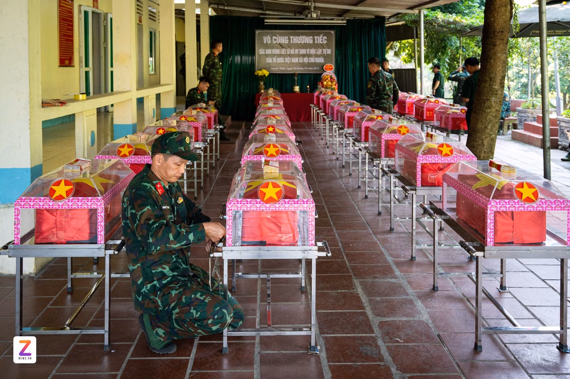 Le Commandement militaire de la province de Tuyen Quang, en coordination avec le Comité populaire de la commune de Thanh Thuy, a organisé une cérémonie d’hommage et de transfert des dépouilles de 93 martyrs depuis la chambre funéraire jusqu’au cimetière des martyrs de Vi Xuyen. Photo : znews.vn
