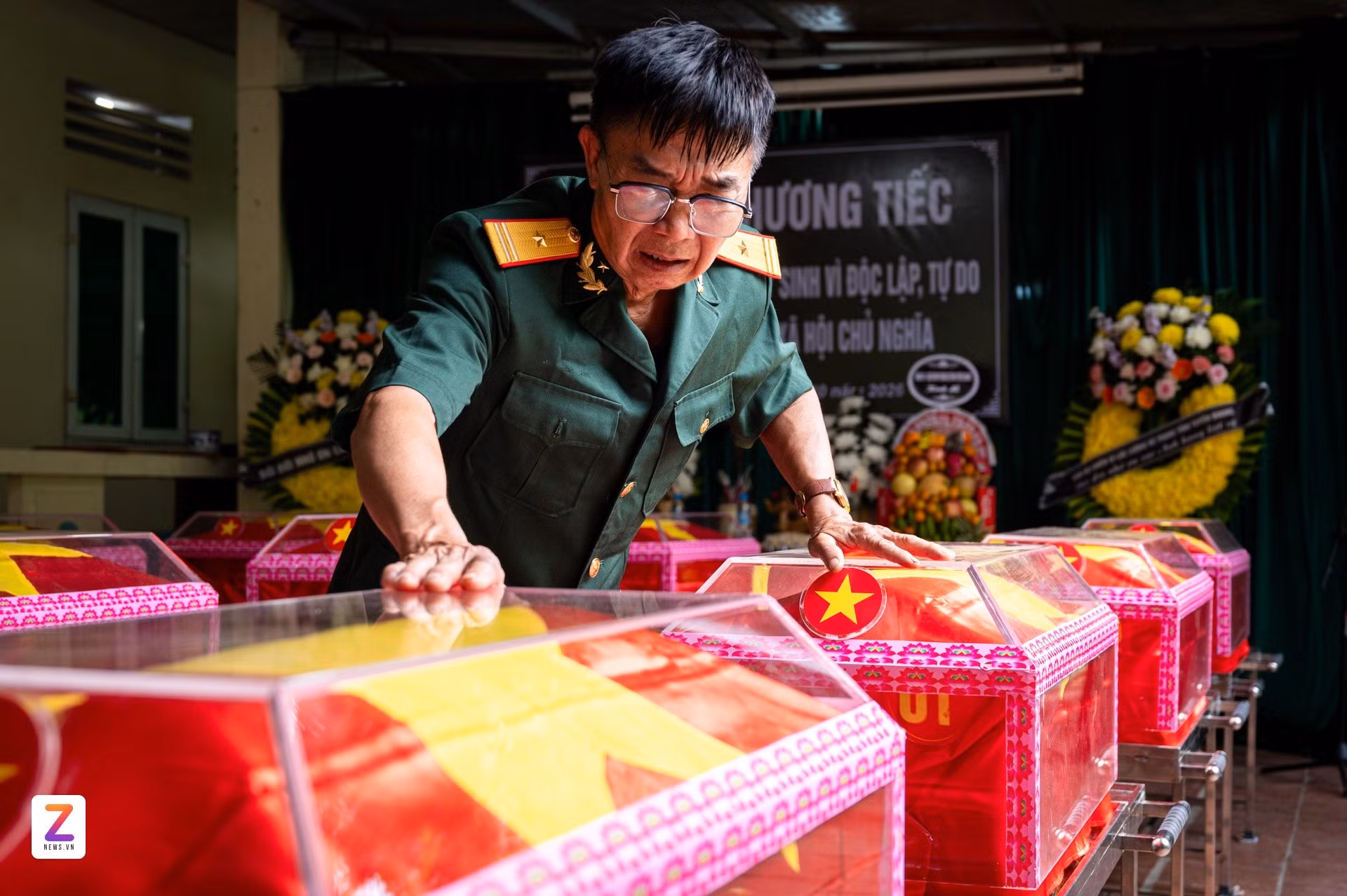L’ancien combattant Trinh Xuan Hung, ex-commandant du Bataillon 5, Régiment 153, Division 356, était présent pour accompagner ses anciens compagnons d’armes vers leur dernière demeure. Autrefois, il avait lui-même commandé le Bataillon 5 lors des combats du 12 juillet 1984. Photo : znews.vn