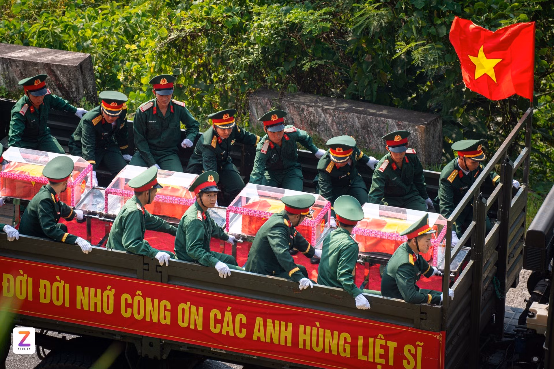 Tout au long du parcours, les organismes et les unités situés sur l’itinéraire ont mobilisé leurs effectifs pour accueillir le convoi et assurer la sécurité aux principaux points de passage. Photo : znews.vn
