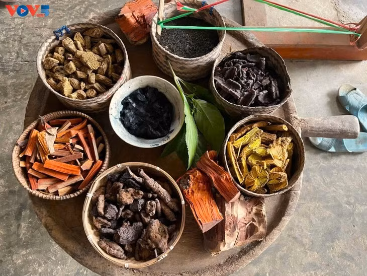 La teinture se caractérise par des couleurs naturelles extraites des plantes. Photo: VOV5