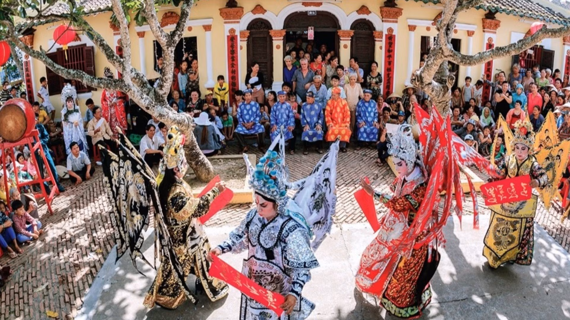 Chaque année, pendant la saison des fêtes, la maison communale de Binh Thuy accueille près de 100 000 visiteurs vietnamiens et étrangers venus la découvrir et en apprendre davantage sur son histoire. Photo : NDEL