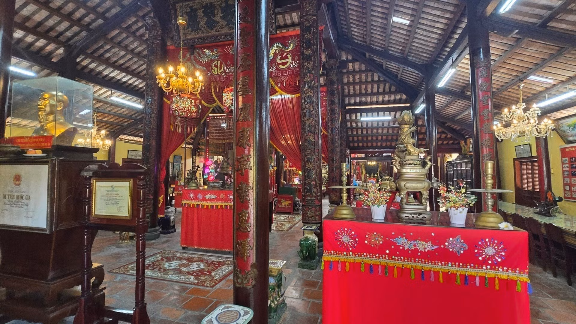 L’architecture actuelle porte principalement la marque du début du XXe siècle. Elle associe les caractéristiques des maisons traditionnelles du Sud vietnamien à des influences françaises — visibles notamment dans les arcs, les chapiteaux et les persiennes — ainsi qu’à des éléments décoratifs d’inspiration chinoise, perceptibles dans les formes et les motifs ornementaux. Photo : NDEL