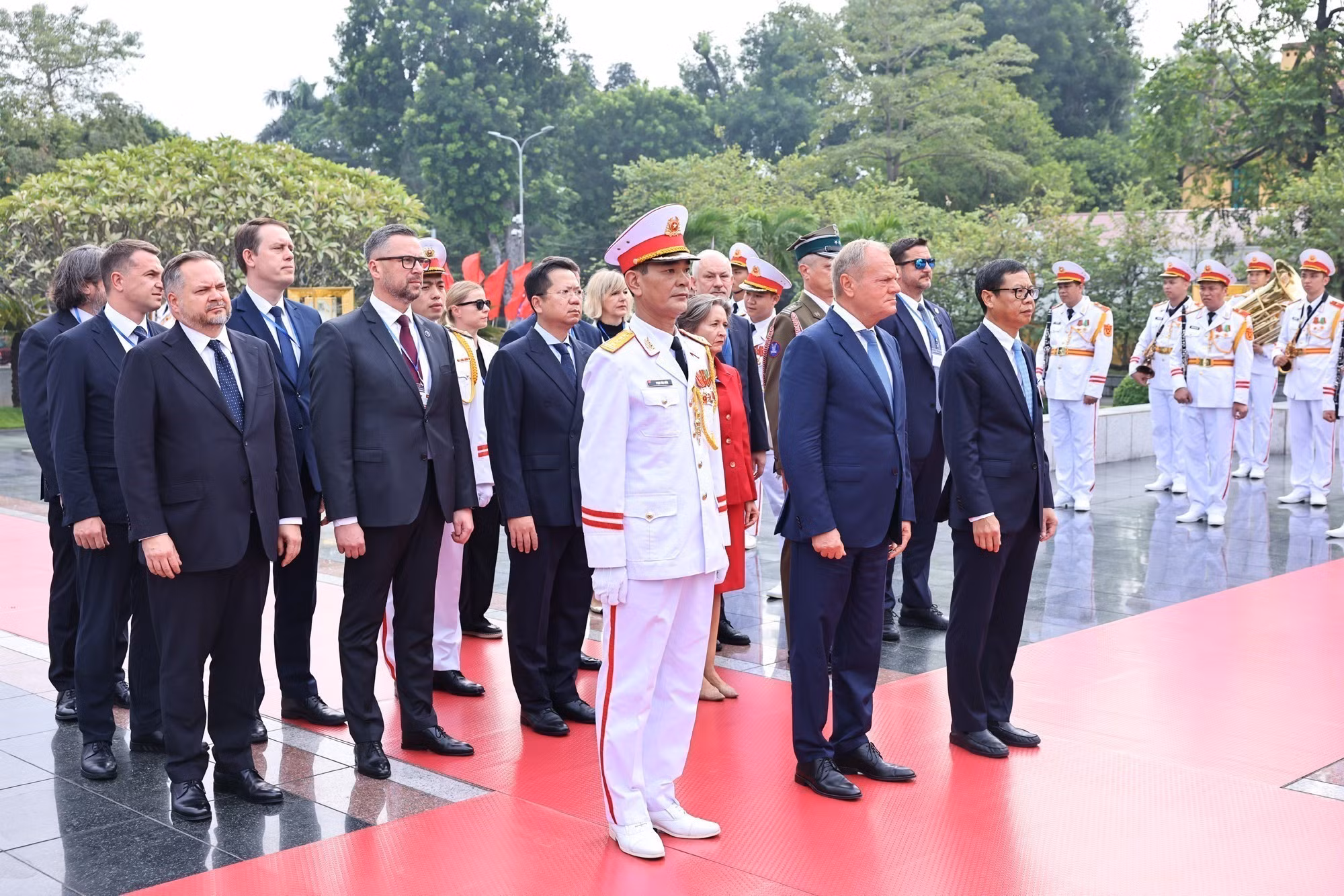 Le PM polonais Donald Tusk et la délégation l'accompagnant rendent hommage aux martyrs héroïques au Mémorial des héros morts pour la Patrie (situé dans la rue Bac Son, à Hanoï). Photo : VNA.