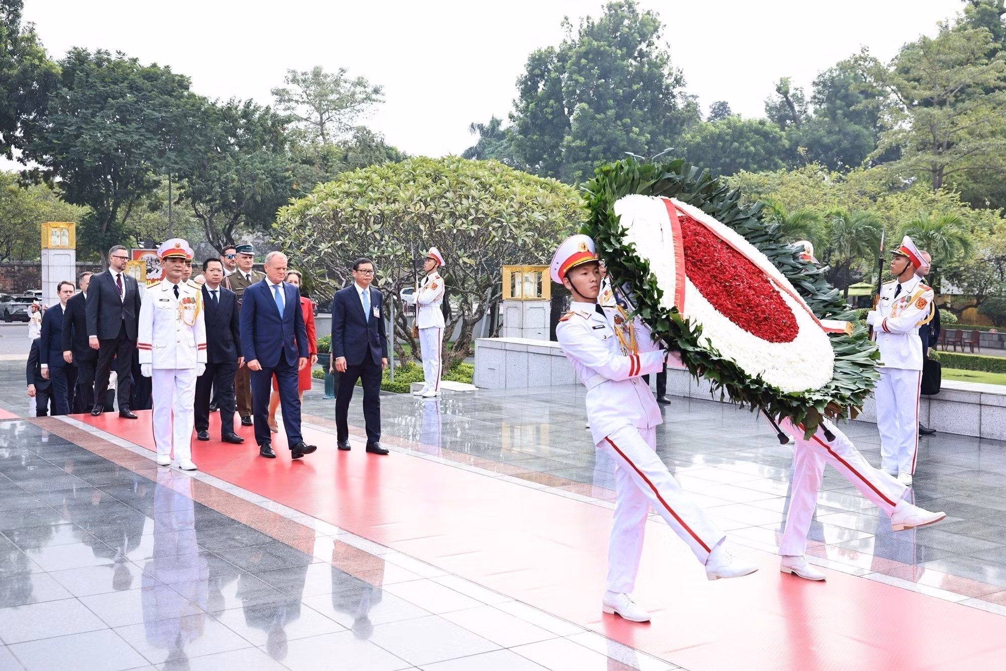 Le PM polonais Donald Tusk et la délégation l'accompagnant déposent une gerbe de fleurs au Mémorial des héros morts pour la Patrie, situé dans la rue Bac Son à Hanoï. Photo : VNA.