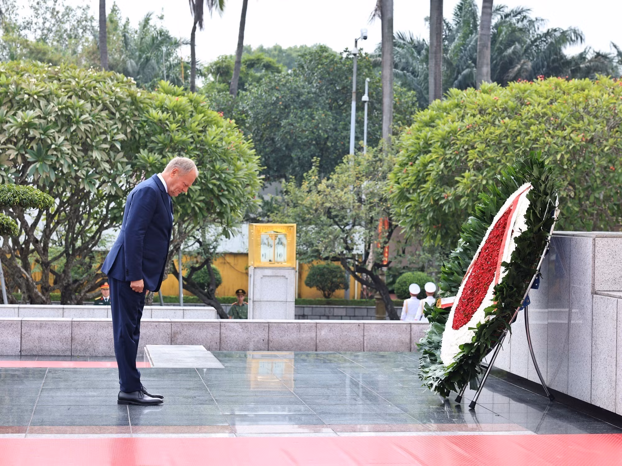 Le PM polonais Donald Tusk devant le Mémorial des héros morts pour la Patrie à Hanoï. Photo : VNA.