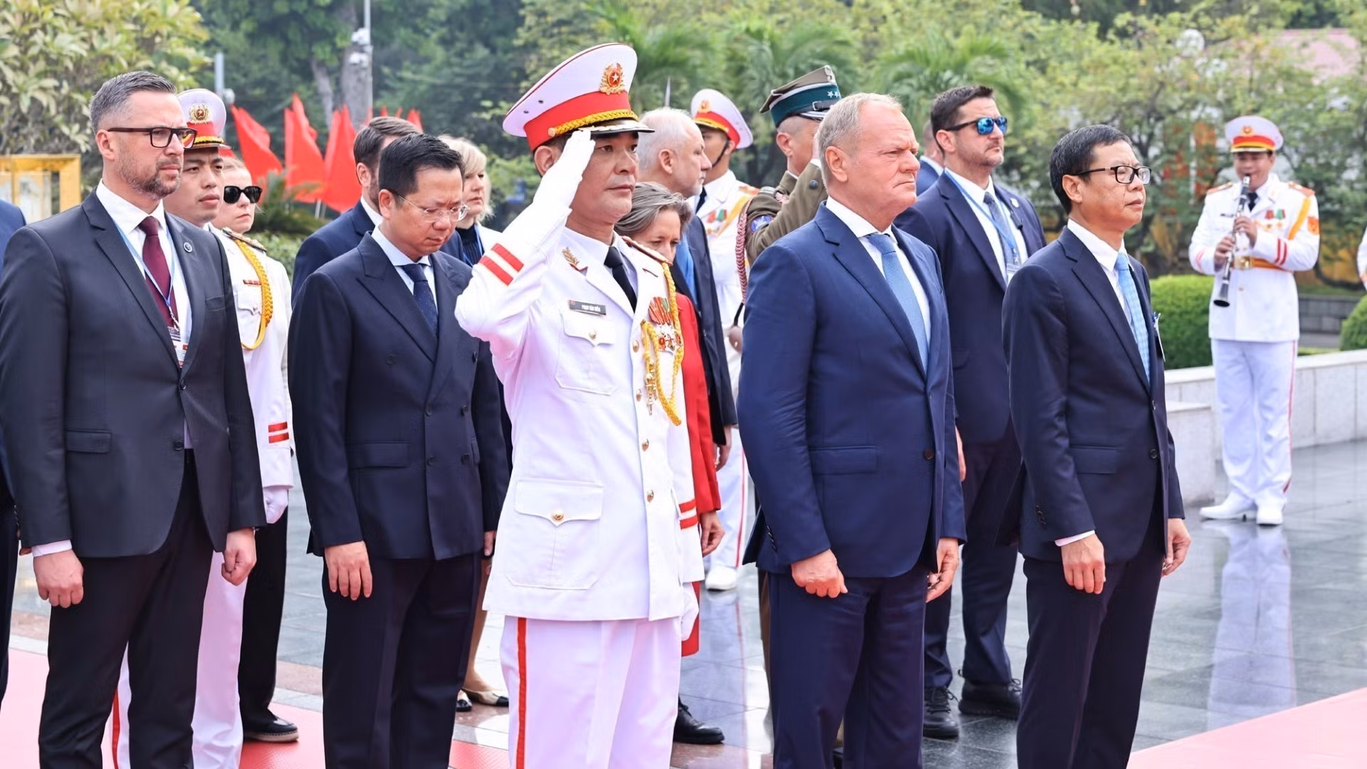 Le PM polonais Donald Tusk visite le Mémorial des héros morts pour la Patrie à Hanoï, le 26 octobre. Photo : VNA.