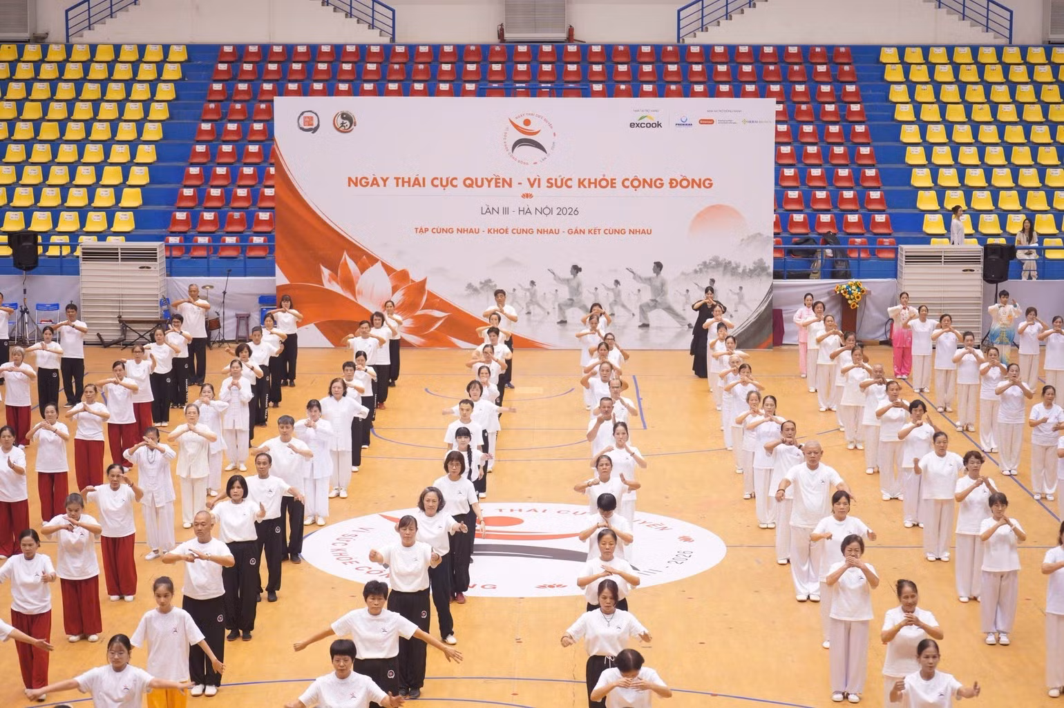 La démonstration collective du Taijiquan en 24 mouvements, réunissant plus de 500 pratiquants sur le site principal du Palais des sports Quan Ngua, à Hanoï, a offert un spectacle grandiose, empreint de l’esprit martial et de la cohésion communautaire. Photo : NDEL.
