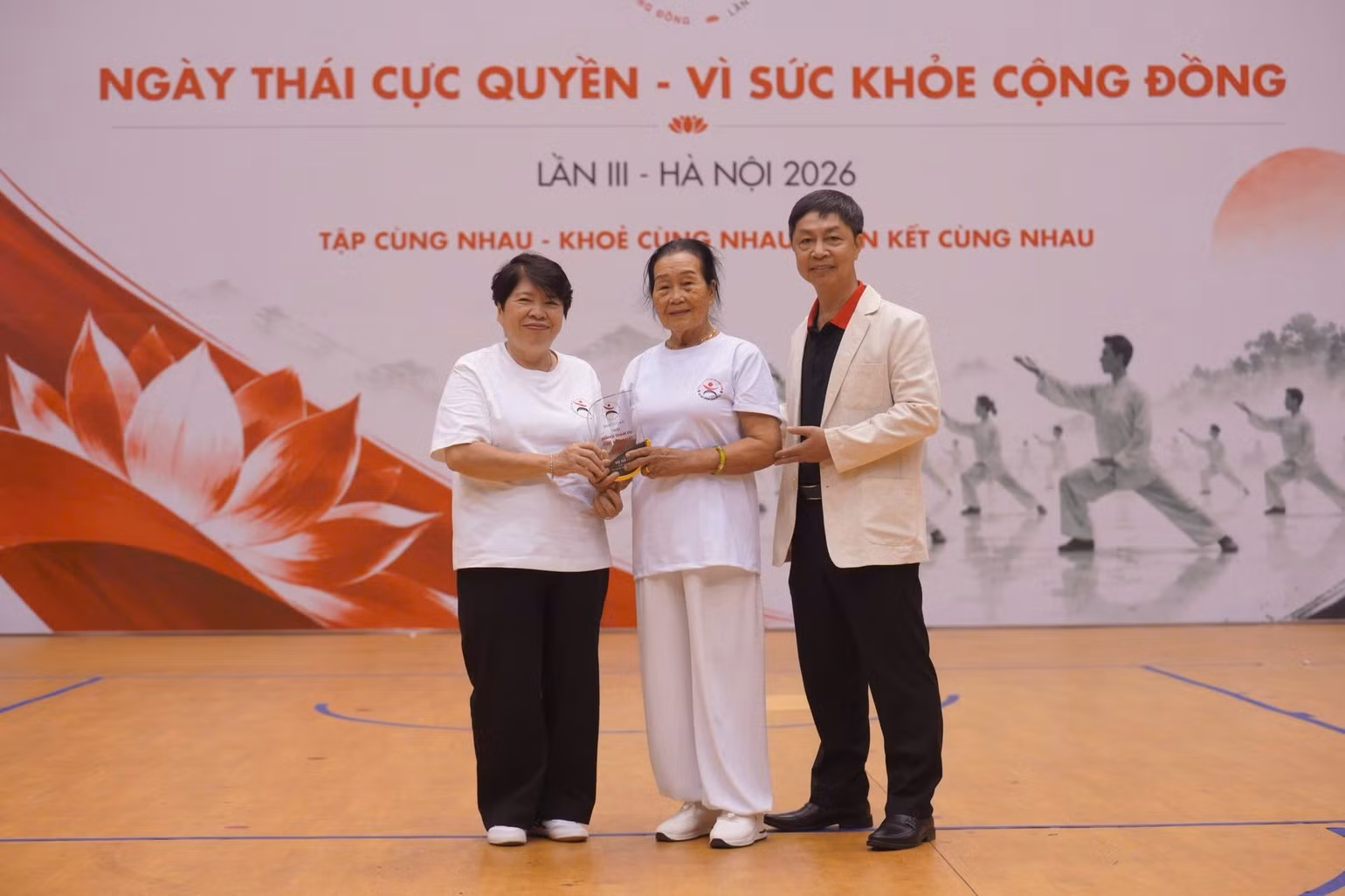 Le comité d’organisation a remis un trophée commemoratif à Vu Thi Lieu, âgée de 87 ans et originaire de la ville de Hai Phong. Cette dernière est une illustration vivante d’un mode de vie fondé sur le principe « Corps sain, esprit serein, intelligence éveillée », grâce à une pratique assidue du Taijiquan. Photo : NDEL.