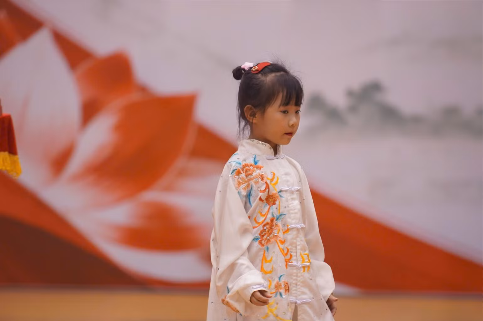 La petite Hoang Diep Anh, née en 2021 et membre du club de wushu de Phu Tho, était la plus jeune participante de la manifestation. Elle incarne la nouvelle génération appelée à faire vivre la passion des arts martiaux traditionnels. Photo : NDEL.