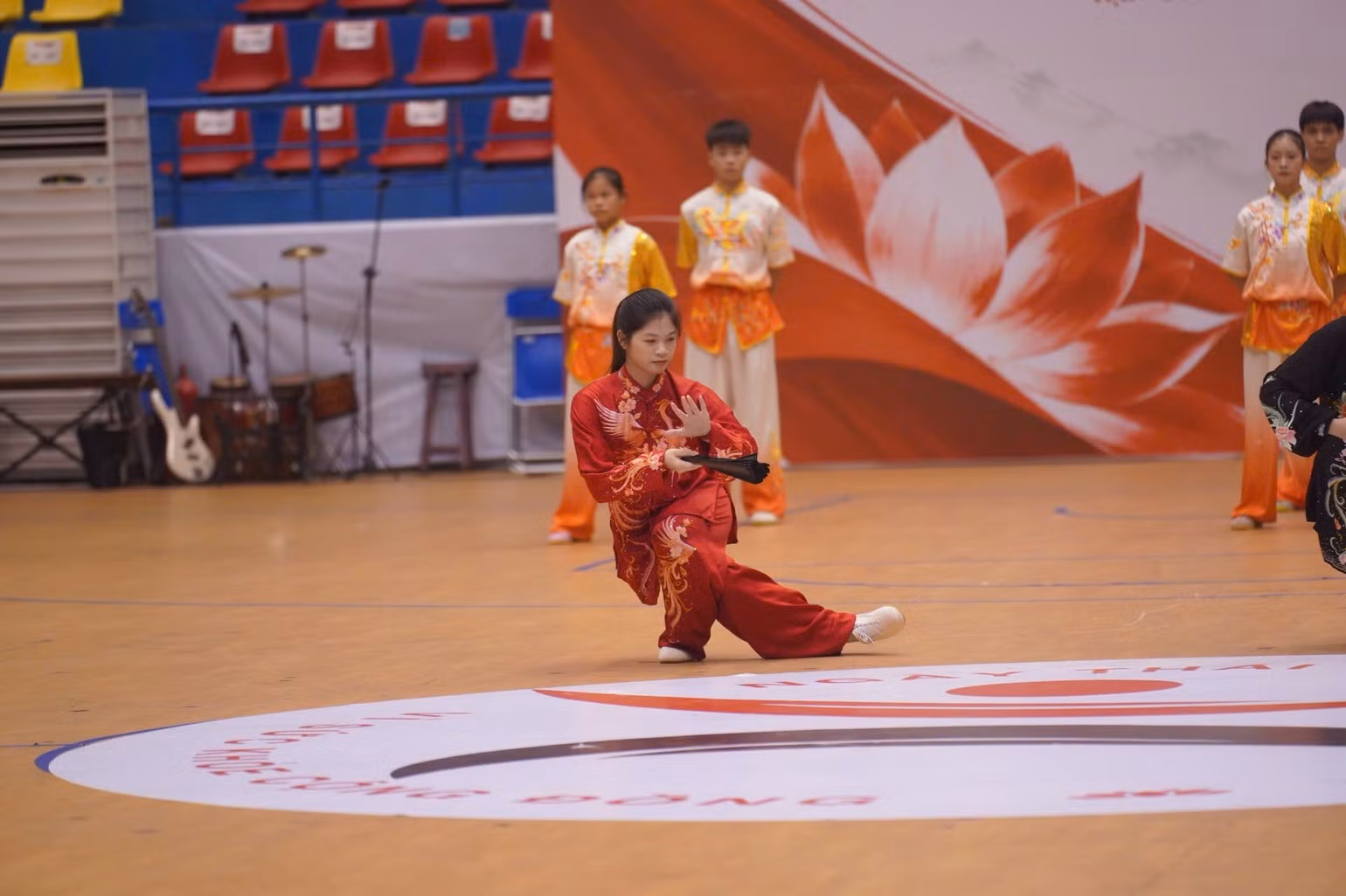 Les jeunes athlètes de l’équipe de wushu de Hanoï ont offert une démonstration spectaculaire, marquée par des mouvements précis, rapides, puissants et parfaitement maîtrisés, témoignant de la transmission directe des techniques issues des formes martiales traditionnelles. Photo : NDEL.