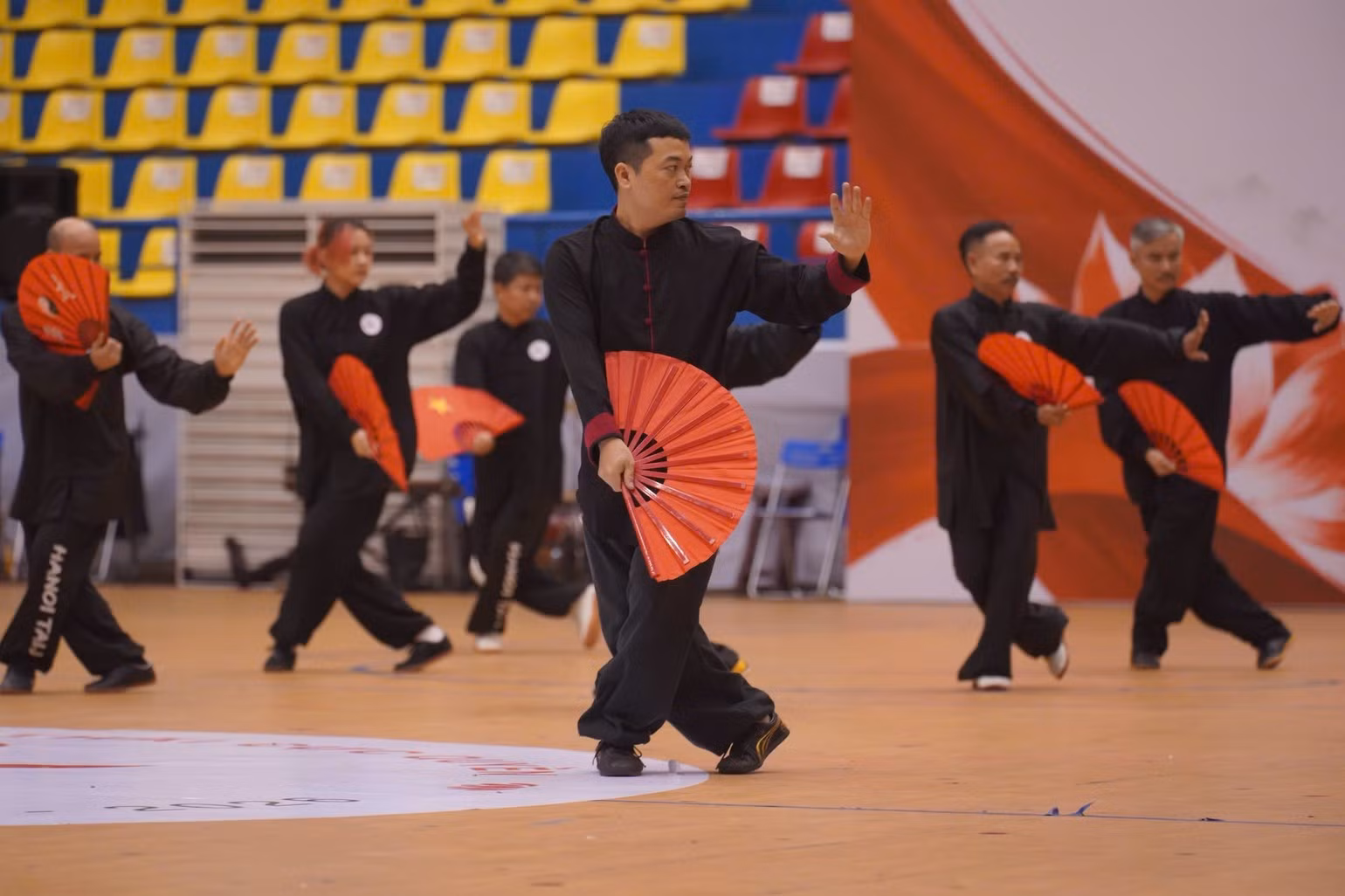 Le Taijiquan est une pratique douce mais complète, bénéfique pour le corps et l’esprit. Les mouvements lents et circulaires améliorent l’équilibre, la posture et la coordination, tout en renforçant les muscles profonds et la souplesse. La respiration contrôlée et la concentration qu’il exige favorisent la détente mentale, réduisent le stress et améliorent la qualité du sommeil. Des études montrent également que la pratique régulière peut contribuer à prévenir certaines douleurs articulaires, stimuler la circulation sanguine et maintenir la santé cardiovasculaire. Photo : NDEL.