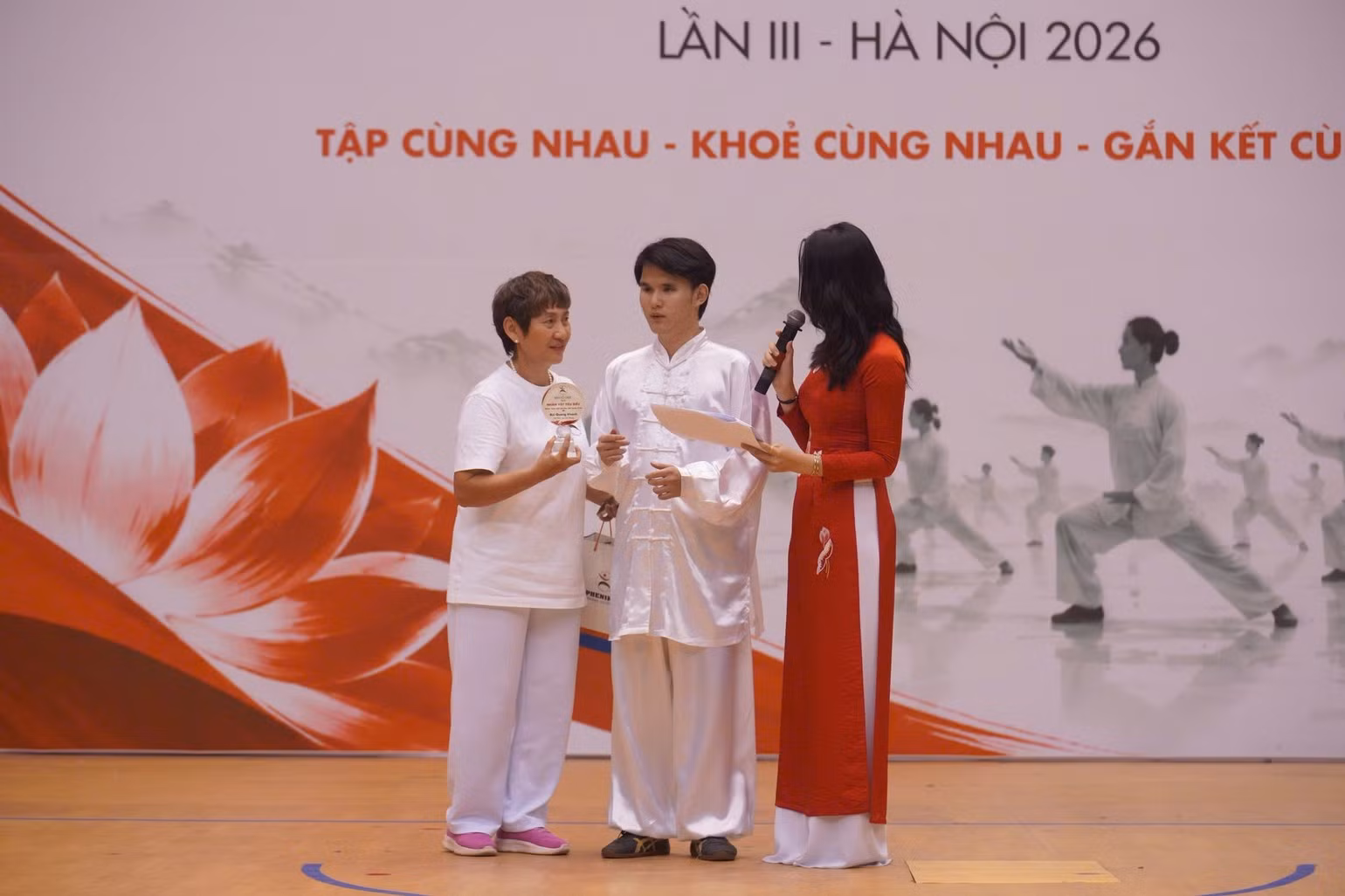 Le comité d’organisation a également mis à l'honneur Bui Quang Khanh, athlète malvoyant membre de l’Association de Taijiquan de la ville de Hai Phong. Ce dernier est un exemple remarquable de courage et de persévérance. Photo : NDEL.