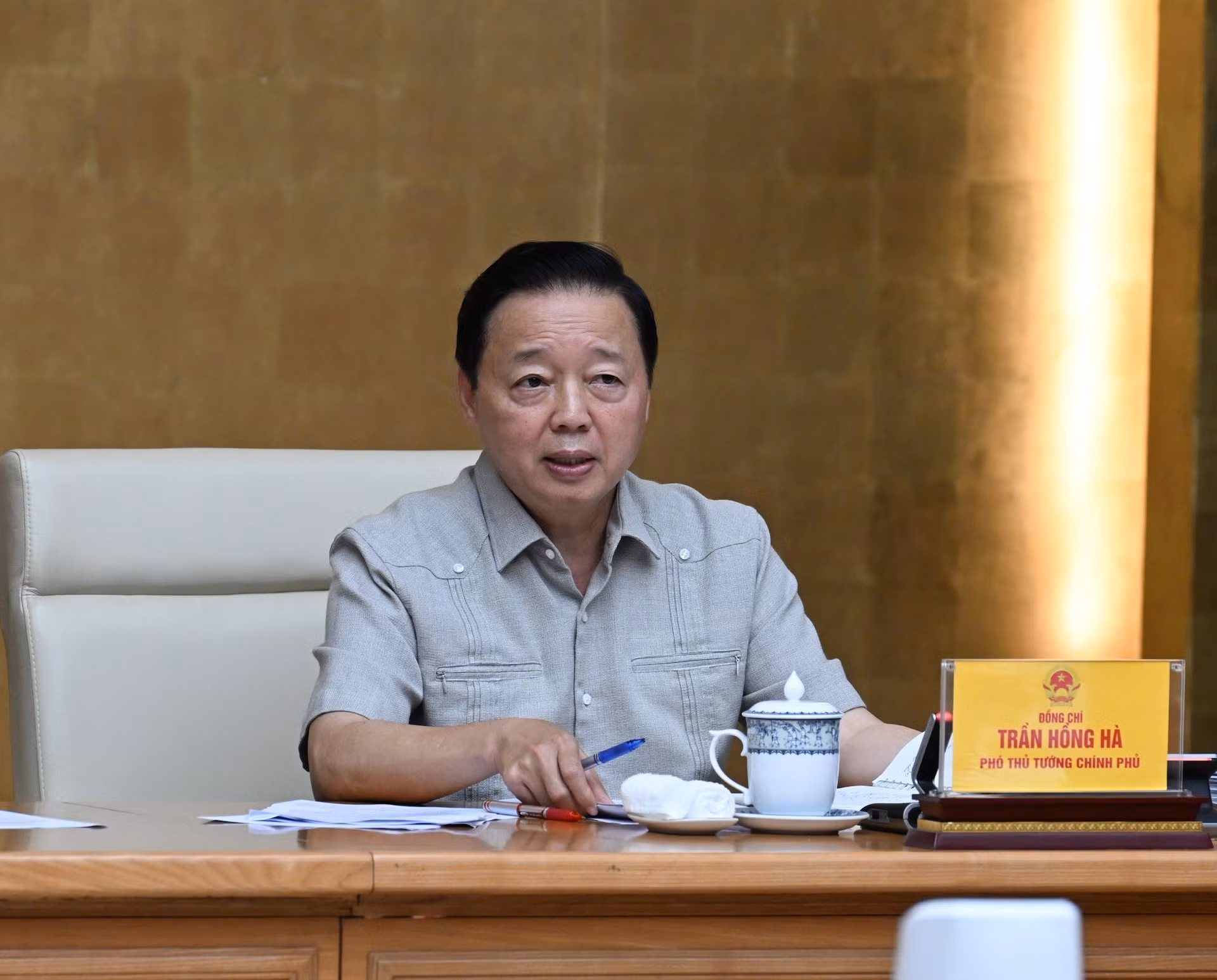 Le vice-Premier ministre Tran Hong Ha, également chef du Comité national de pilotage de la lutte contre la pêche INN, prend la parole lors de la réunion. Photo : Tran Hai/NDEL