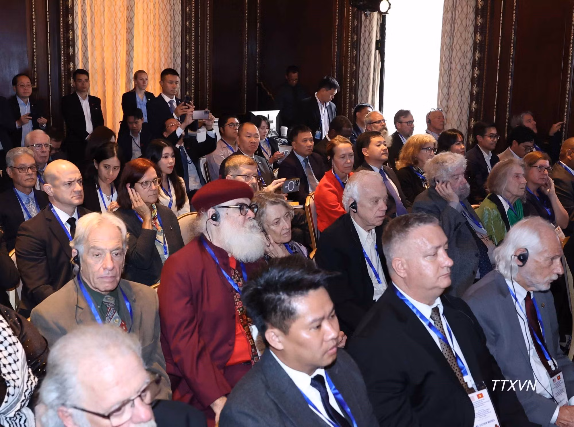 Des amis américains ayant apporté leur soutien au Vietnam et contribué au développement des relations entre les deux pays. Photo : VNA
