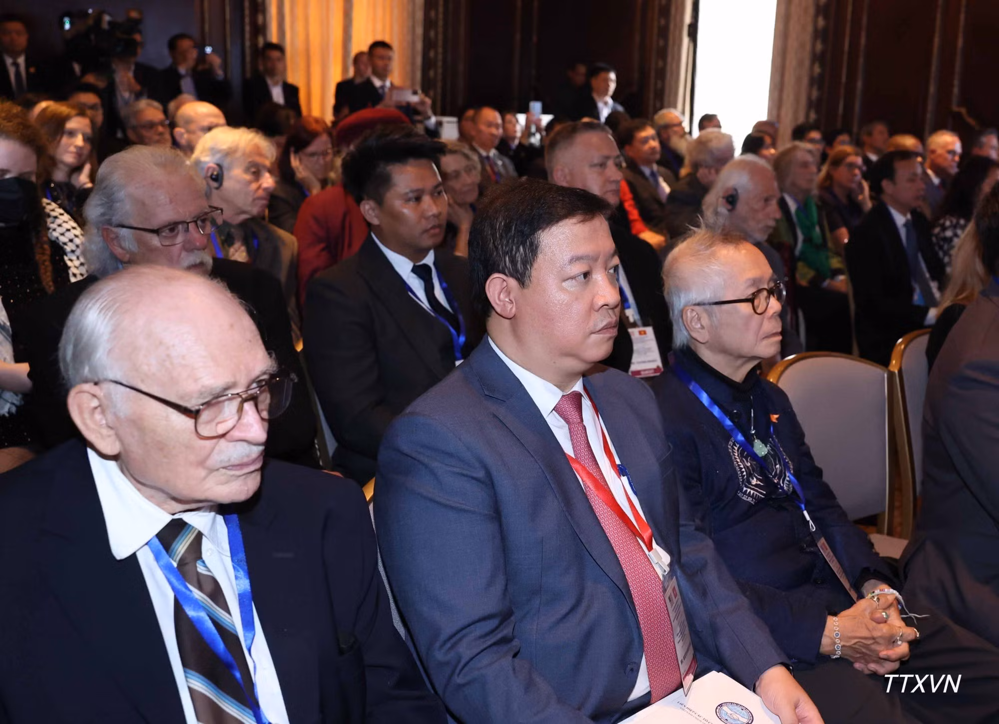La rencontre réunit des membres du Parti communiste des États-Unis, des amis de gauche, des anciens combattants, et des représentants d’organisations caritatives et humanitaires. Ce sont des personnes qui ont apporté leur soutien au Vietnam et contribué au développement des relations entre les deux pays. Photo : VNA