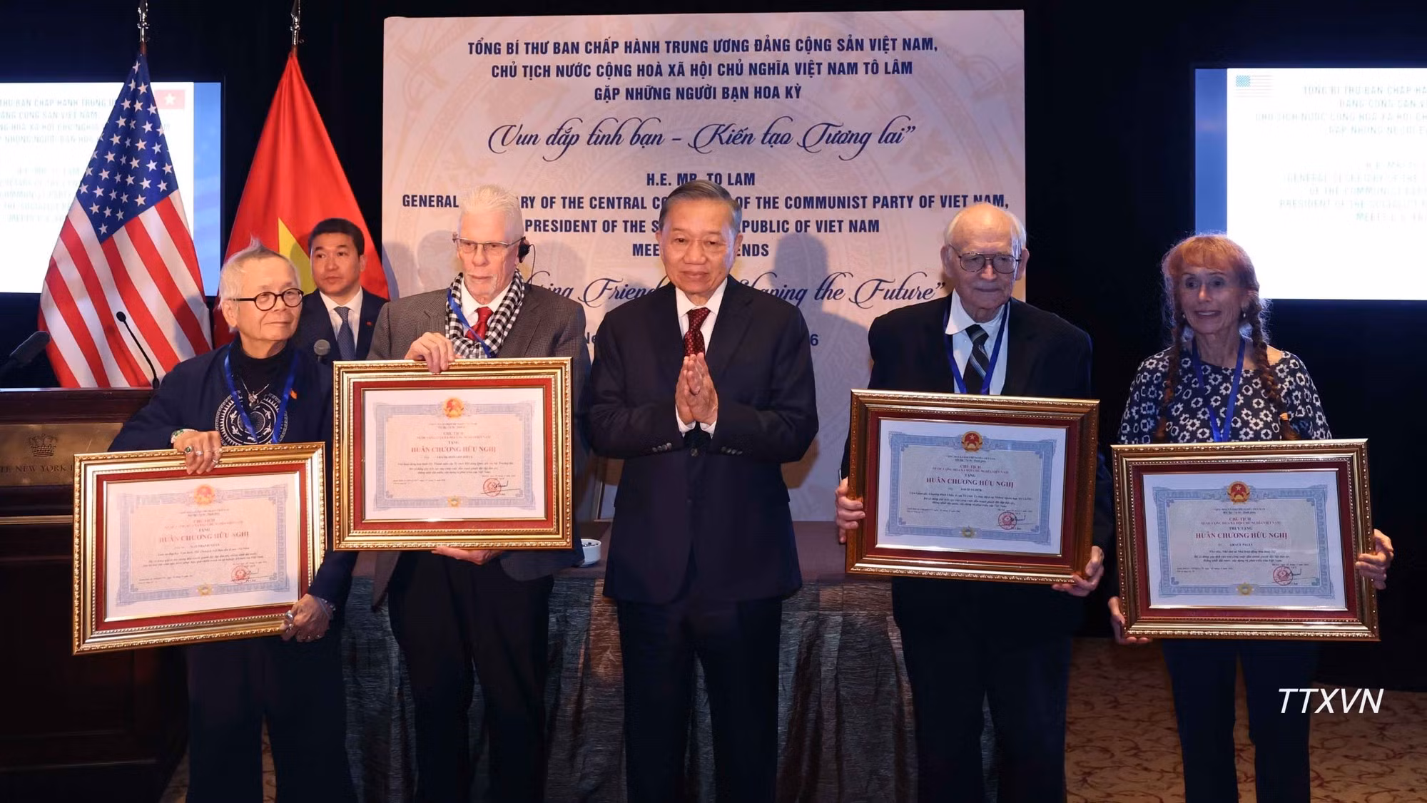 Le secrétaire général du PCV et président To Lam (centre) remet à titre posthume l'Ordre de l'Amitié à des amis américains. Photo : VNA.