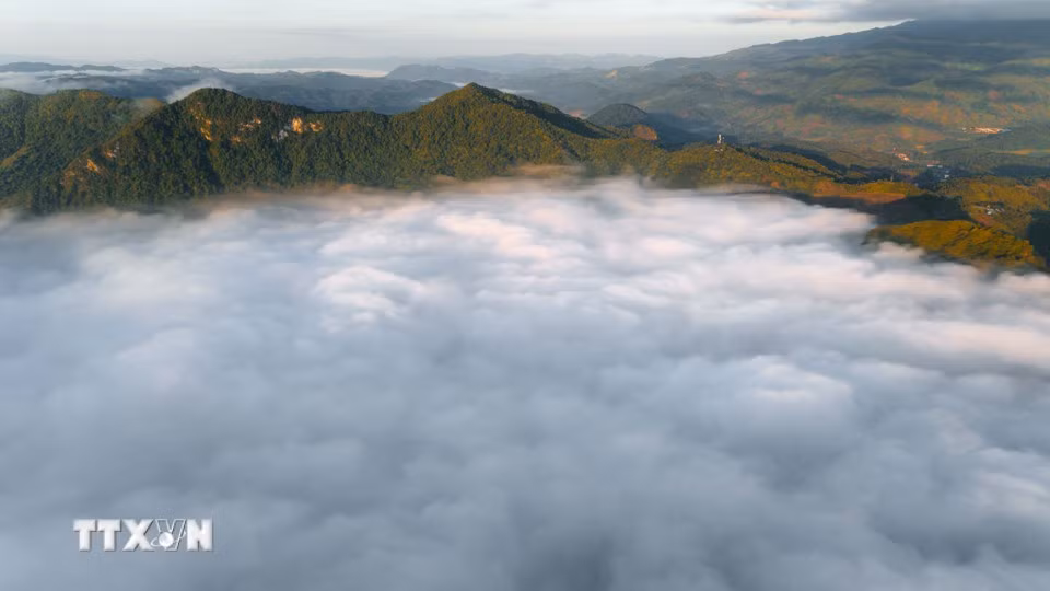 Les nuages recouvrent les vallées, ne laissant émerger que les sommets élevés le long de la route de Tang Quai. Photo : VNA