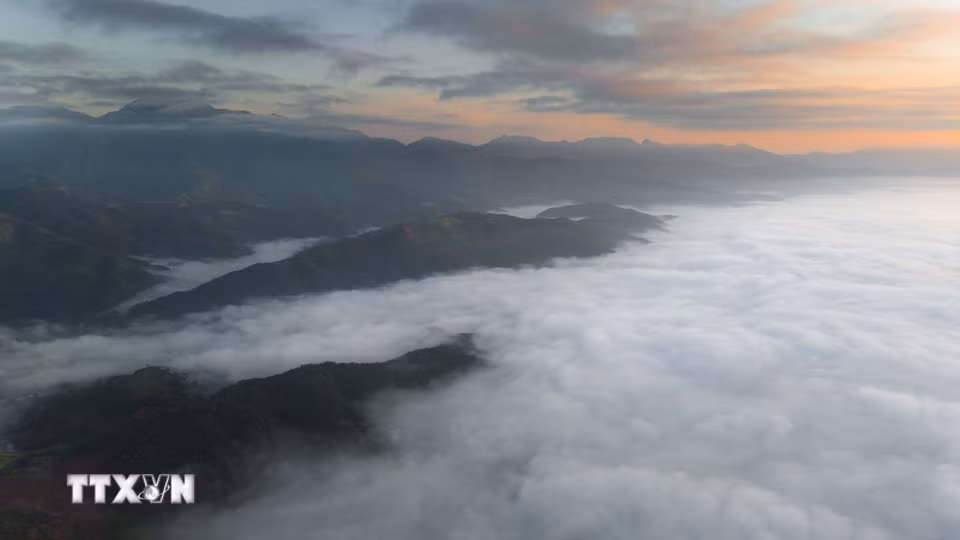 Vue d’en haut, la mer de nuages semble recouvrir tout l’espace et envelopper les chaînes montagneuses de Dien Bien. Photo : VNA
