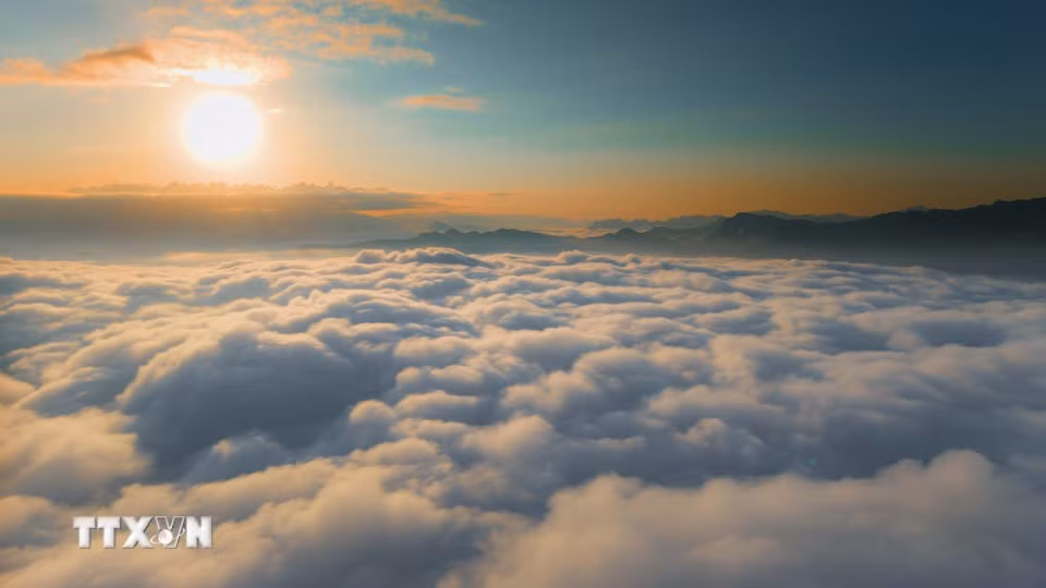 La mer de nuages de Tang Quai s’illumine avec l’apparition du soleil, offrant un spectacle saisissant au cœur des montagnes de Dien Bien. Photo : VNA