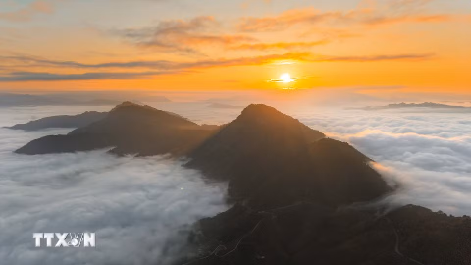 La mer de nuages blancs déborde sur le col de Tang Quai. Photo : VNA