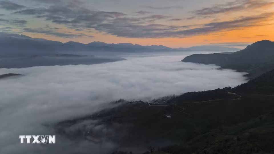 Les chaînes de montagnes apparaissent puis disparaissent au gré des couches de nuages sur le col de Tang Quai. Photo : VNA