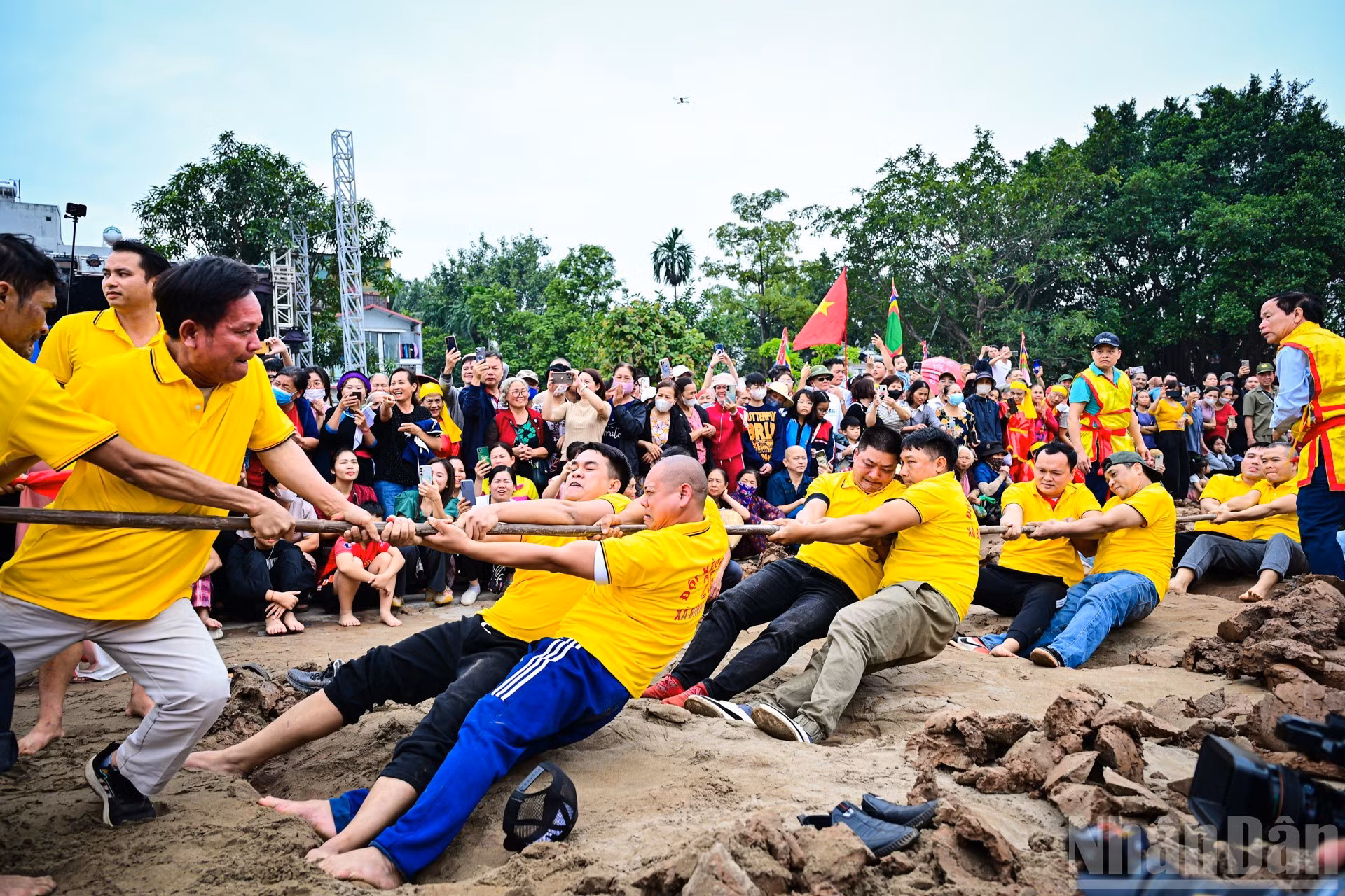L'équipe de tir à la corde du village de Huong Canh, dans la commune de Binh Nguyen, province de Phu Tho (au Nord). Photo : Bao Long/NDEL