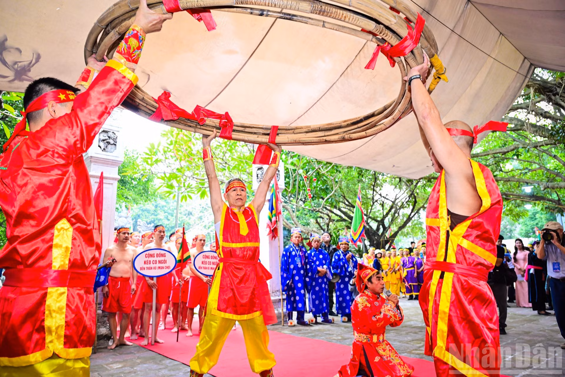 Le rituel consistant à lever la corde (la grande tige de rotin) avant de jouer au tir à la corde est un élément symbolique du jeu qui marque le début de l'action. Il permet de symboliser le rapport des forces, comme dans certains rites ancestraux en Asie, où la corde peut être levée en signe de préparation à un affrontement. Photo : Bao Long/NDEL