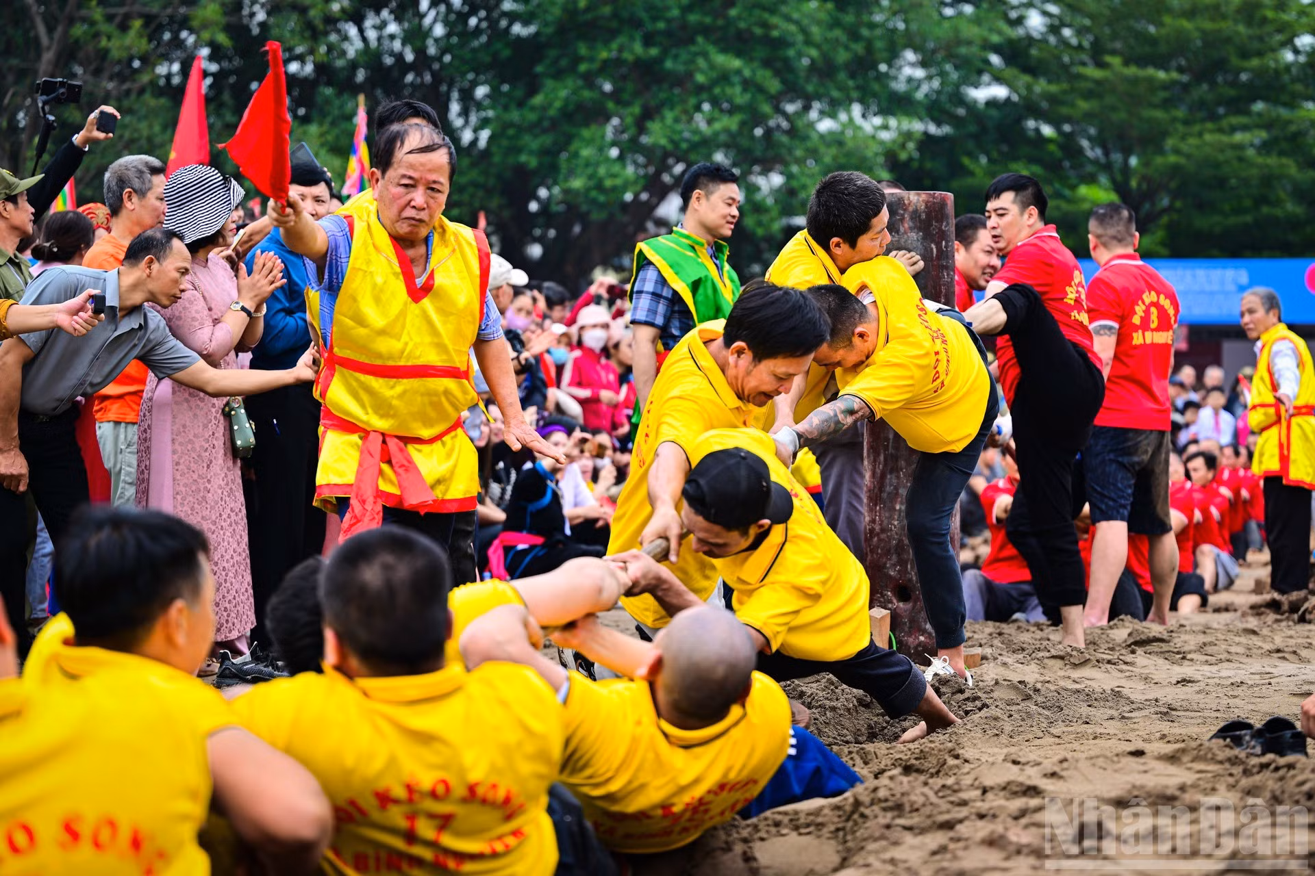 Au Vietnam comme partout en Asie, les règles du jeu sont identiques : deux équipes de tireurs se font face, chacune de chaque côté de la ligne transversale dessinée sur l’aire de jeu. Toute l’équipe se tient à la queue leu leu tenant en main la corde. À l’ordre donné, chaque équipe s’efforce de tirer vers elle la corde, aux sons du tambour et du gong et sous les clameurs des spectateurs. La « lutte », souvent disputée dans une série de va-et-vient, prend fin lorsqu’une équipe est entièrement tirée dans le camp adverse. Finalement, tout le monde prend plaisir au jeu, spectateurs, vainqueurs et vaincus. Photo : Bao Long/NDEL