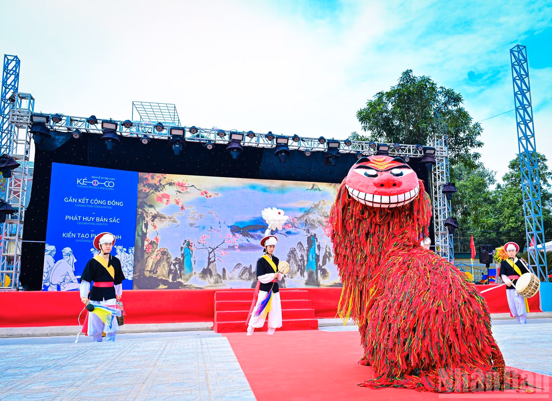 Le spectacle de danse du tambour et de danse du lion, qui est présenté par un groupe d’artistes de l’Université Sehan (République de Corée), est très excitant. Photo : Bao Long/NDEL