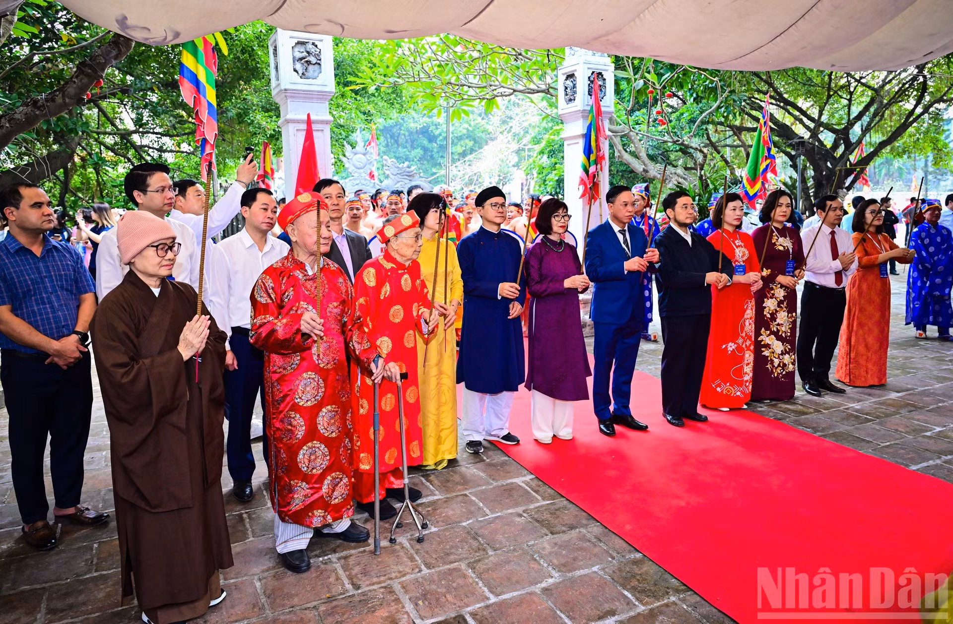 Les responsables du ministère vietnamien de la Culture, des Sports et du Tourisme, du service de la Culture et des Sports de Hanoï, ainsi que du quartier de Long Bien offrent de l'encens au temple Tran Vu, dans le quartier de Long Bien (Hanoï). Photo : Bao Long/NDEL