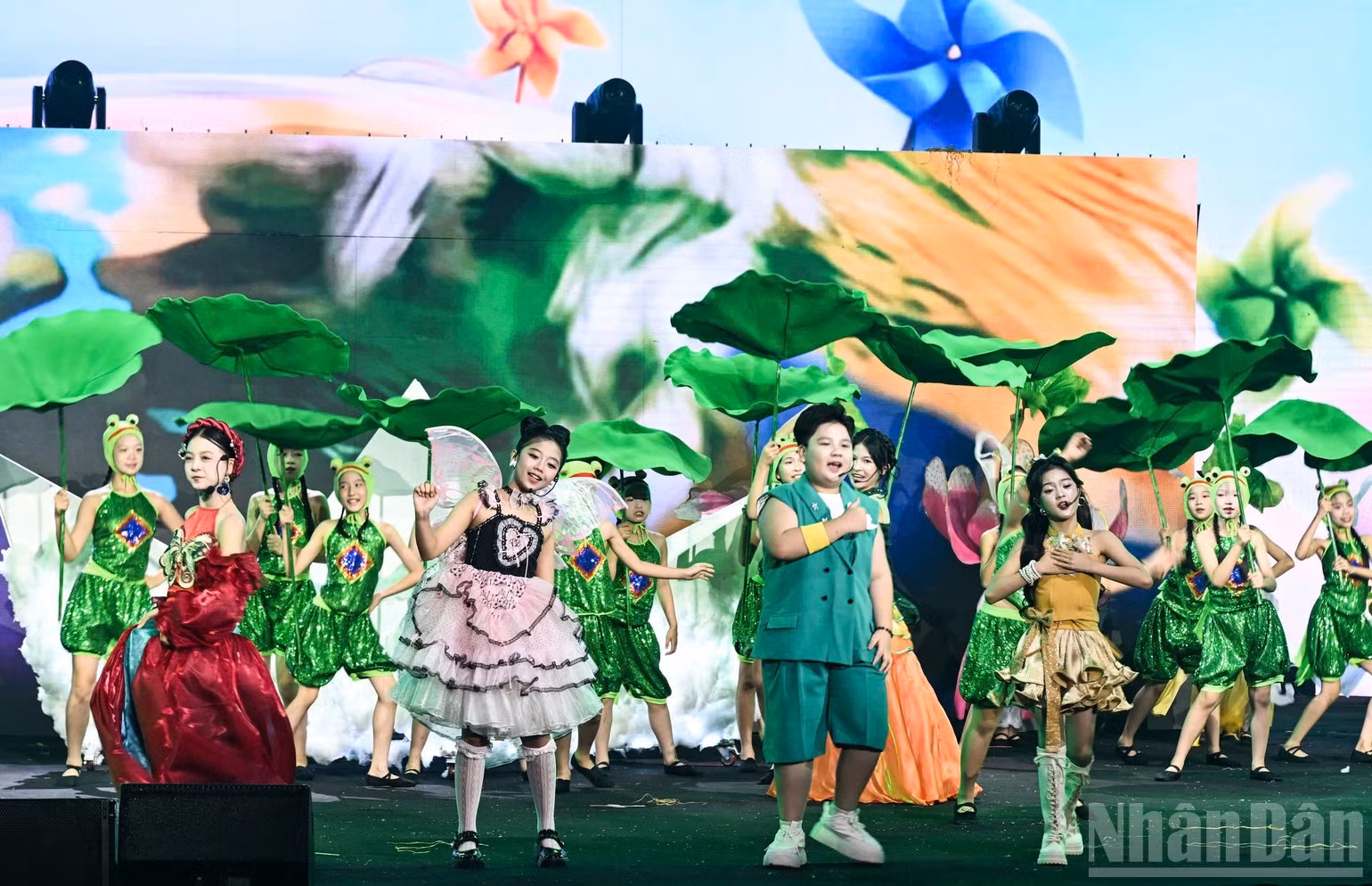 Le spectacle transporte les enfants dans un univers artistique merveilleux. Photo : NDEL